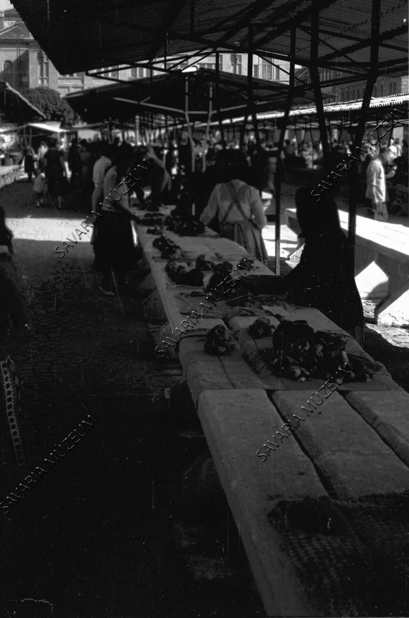 Gombaárusítás a piacon (Savaria Megyei Hatókörű Városi Múzeum, Szombathely CC BY-NC-SA)