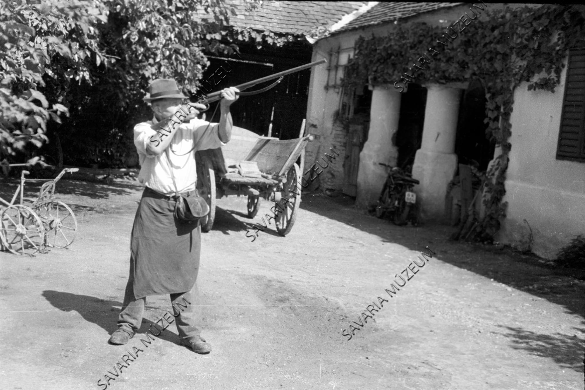Férfi puskával, tornác, szekér (Savaria Megyei Hatókörű Városi Múzeum, Szombathely CC BY-NC-SA)