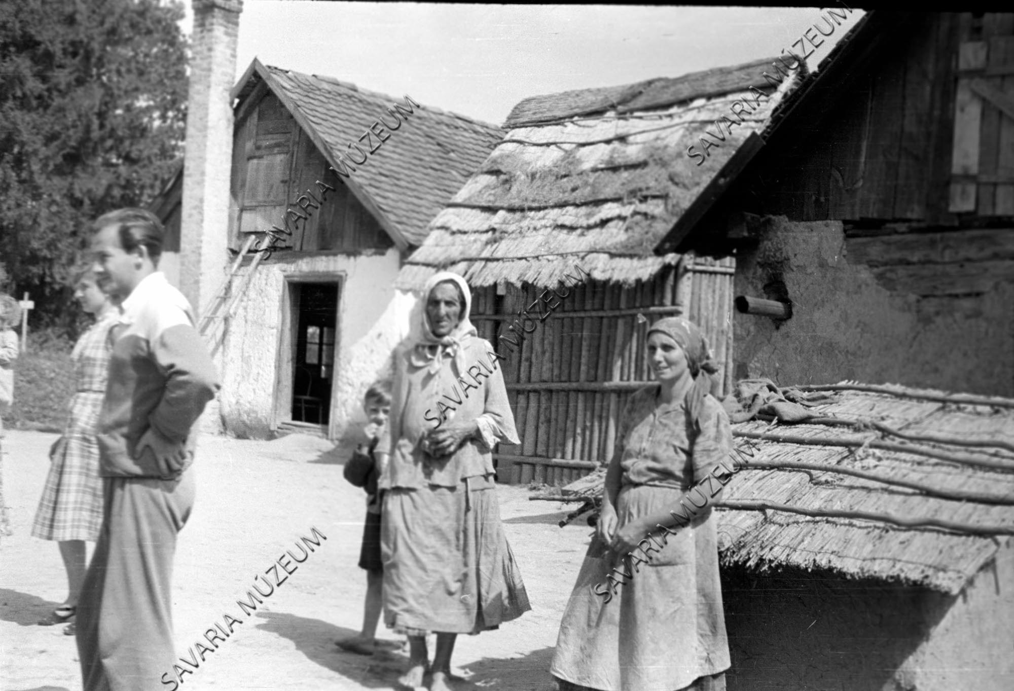 Putrik és cigányasszonyok (Savaria Megyei Hatókörű Városi Múzeum, Szombathely CC BY-NC-SA)
