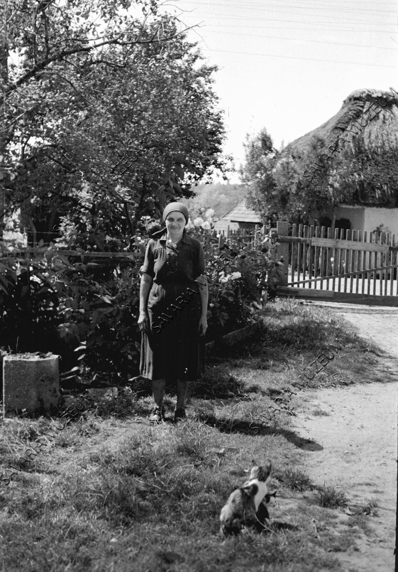 Asszony köznapi viseletben és ház (Savaria Megyei Hatókörű Városi Múzeum, Szombathely CC BY-NC-SA)