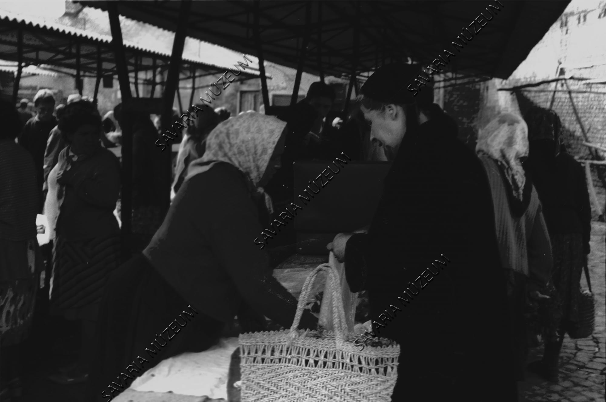 Gombaárusítás a piacon (Savaria Megyei Hatókörű Városi Múzeum, Szombathely CC BY-NC-SA)