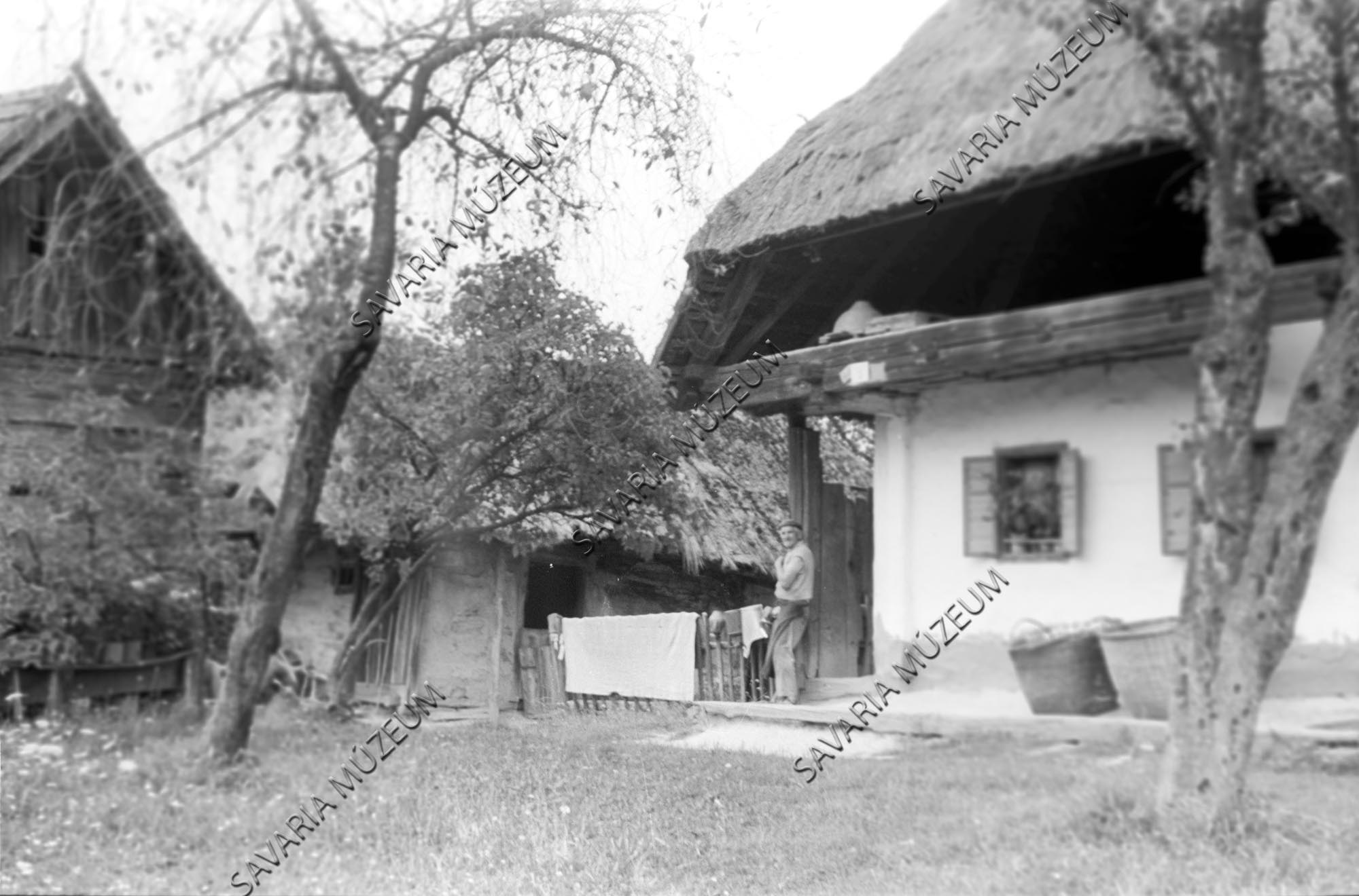 Kerített ház és abrakoskosarak (Savaria Megyei Hatókörű Városi Múzeum, Szombathely CC BY-NC-SA)