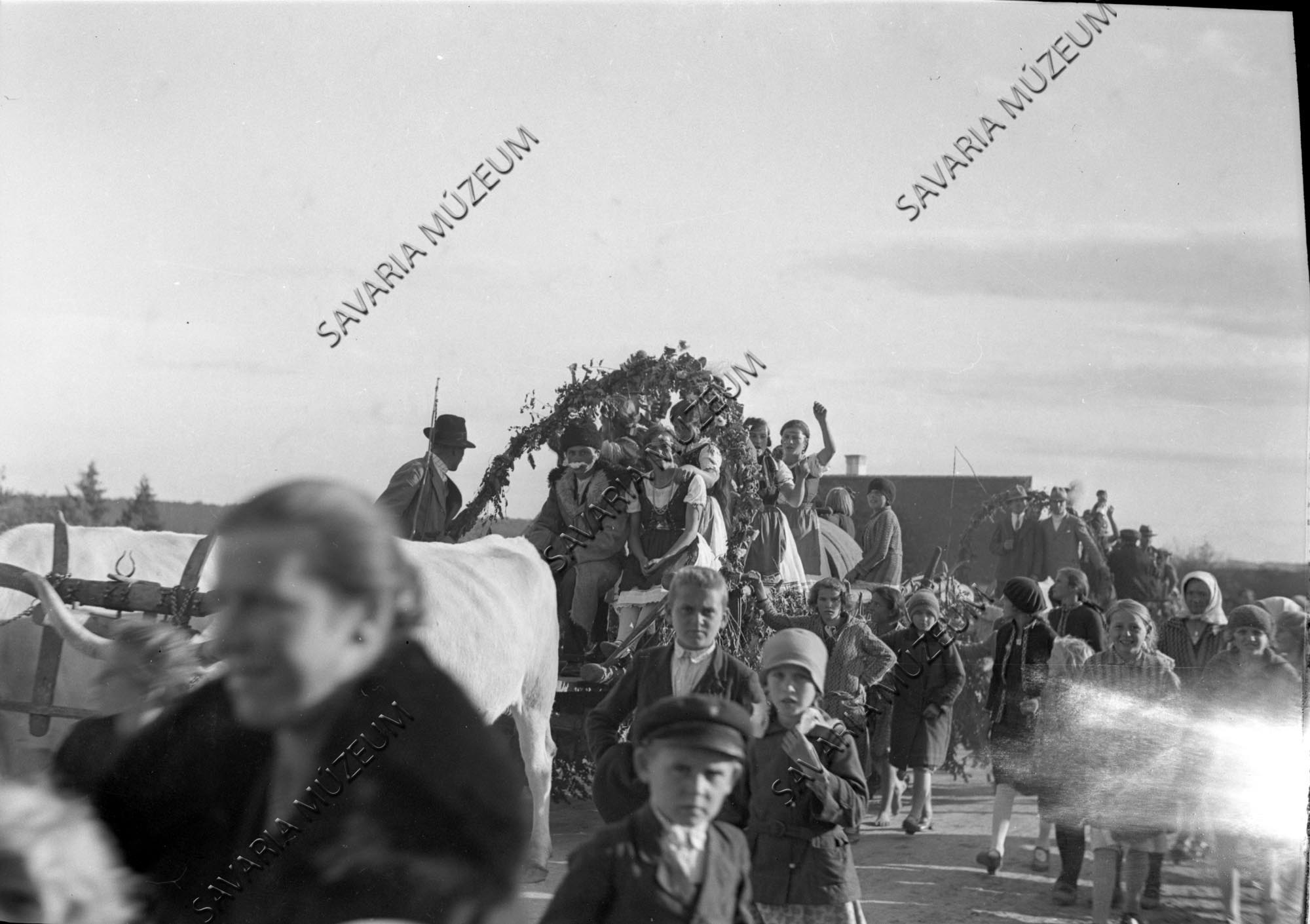 Felvonulás szüreti mulatságkor (Savaria Megyei Hatókörű Városi Múzeum, Szombathely CC BY-NC-SA)