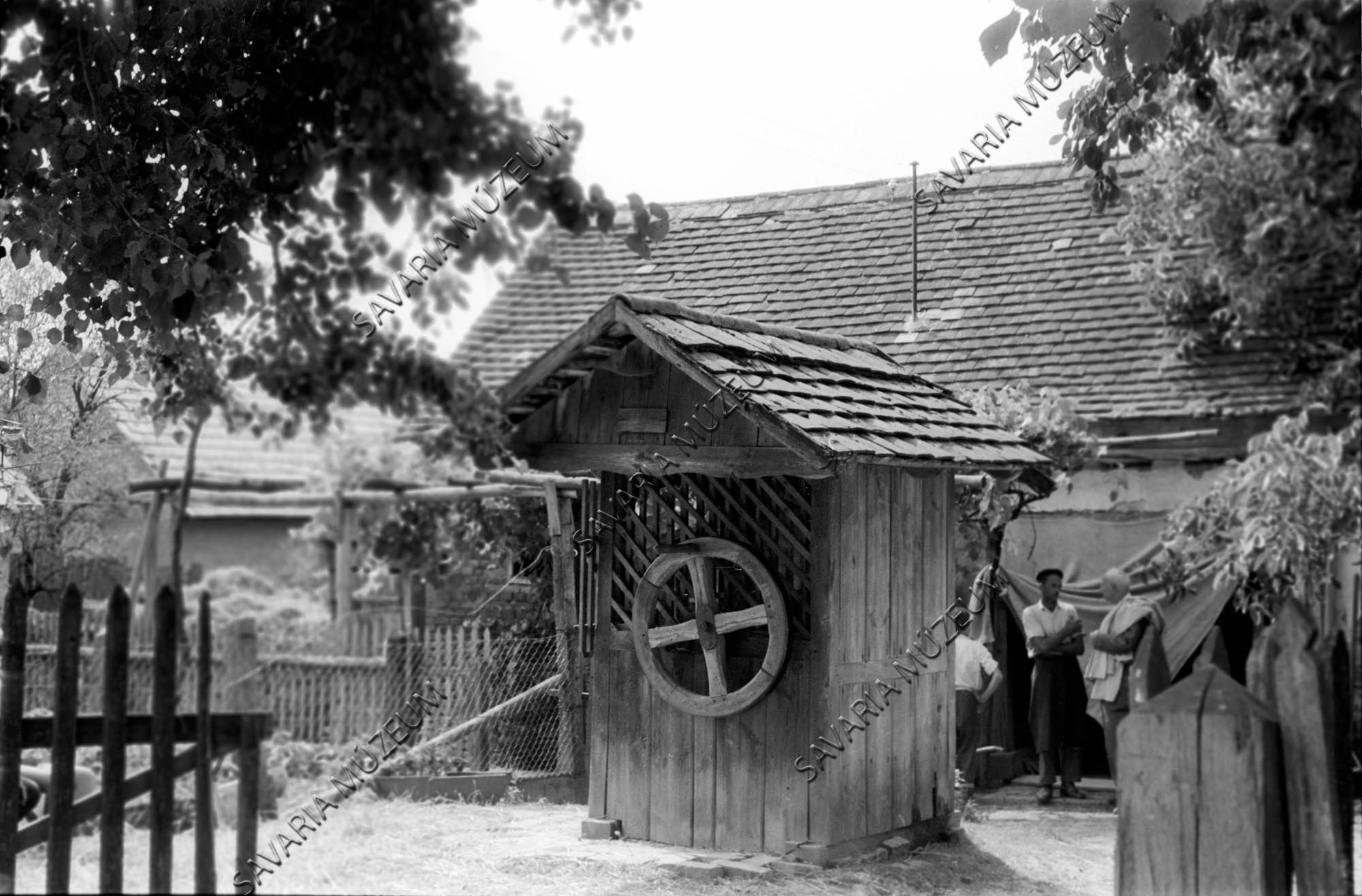 Tornác, kút és "pitli" (Savaria Megyei Hatókörű Városi Múzeum, Szombathely CC BY-NC-SA)