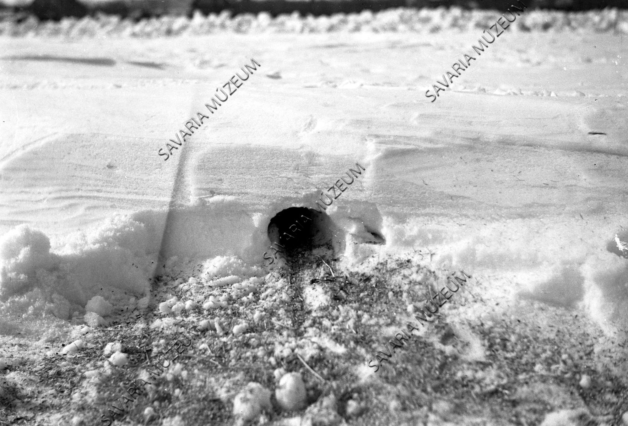 Fogolyfogásra elkészített lyuk a hóban (Savaria Megyei Hatókörű Városi Múzeum, Szombathely CC BY-NC-SA)