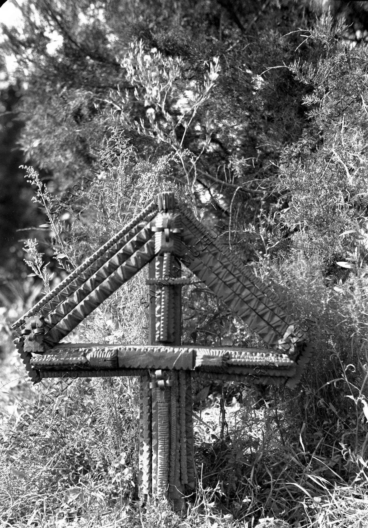 Faragott kereszt a körmendi temetőben (Savaria Megyei Hatókörű Városi Múzeum, Szombathely CC BY-NC-SA)