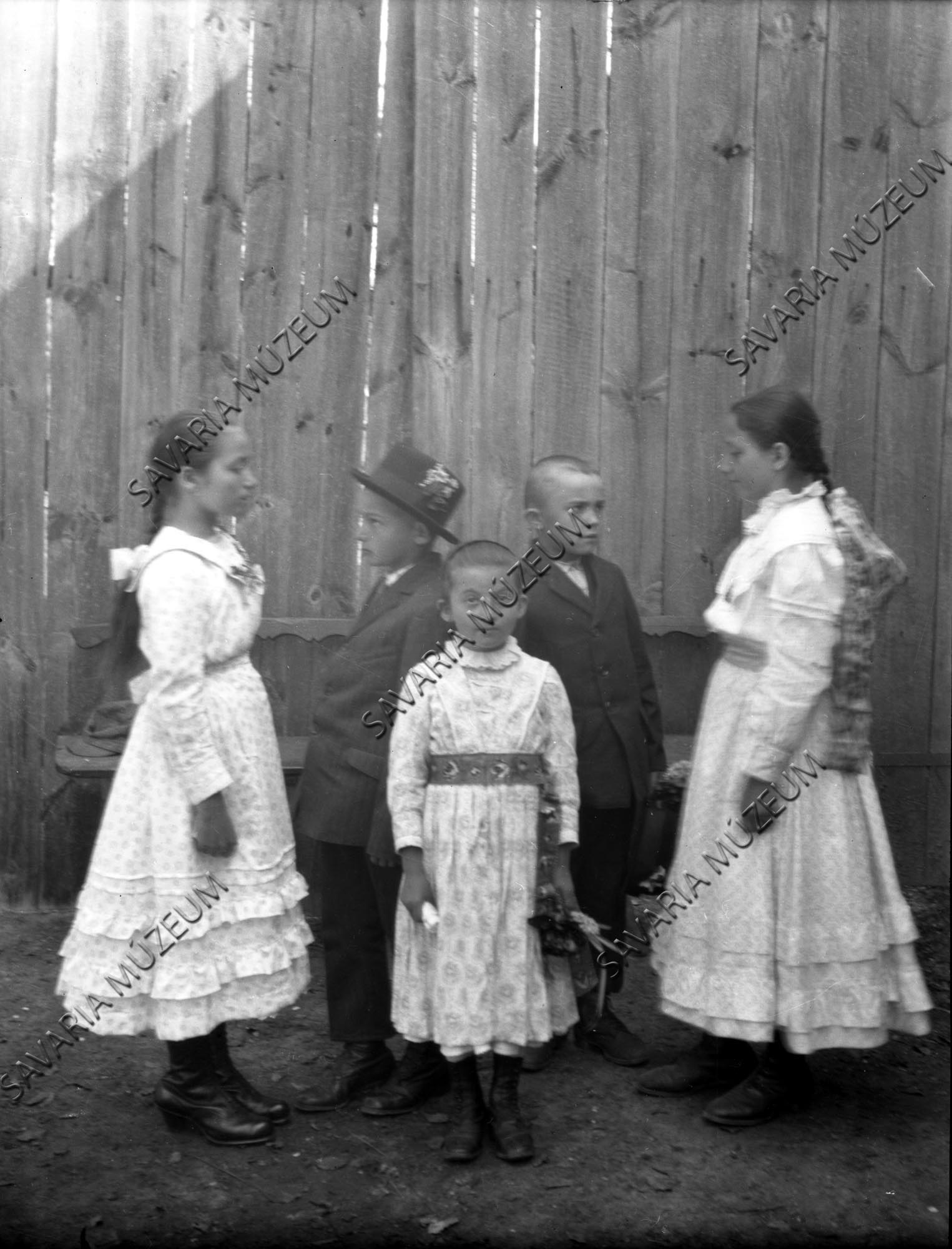 Gyermekek régi viseletben (Savaria Megyei Hatókörű Városi Múzeum, Szombathely CC BY-NC-SA)