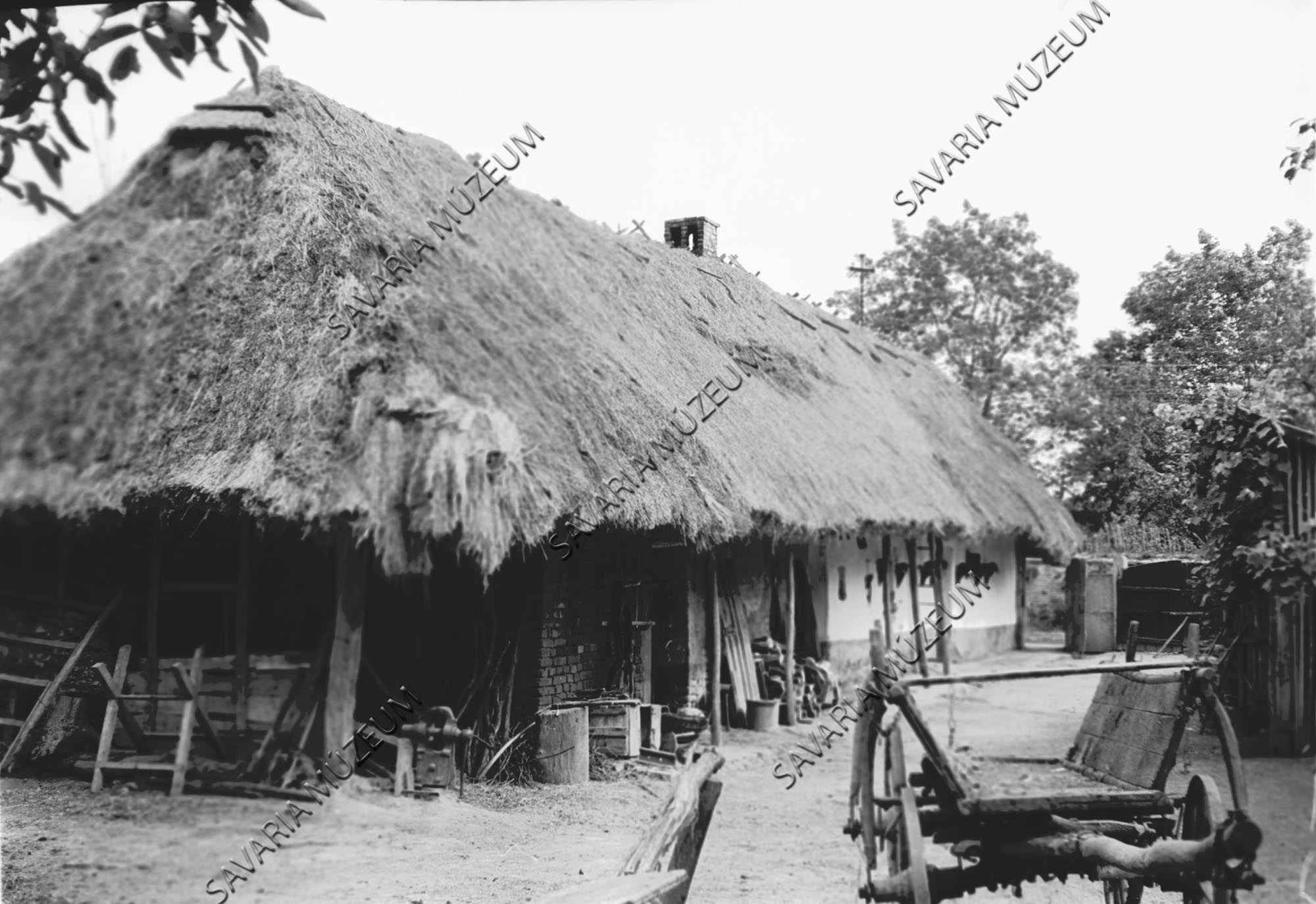 Ház udvar felől és szekér (Savaria Megyei Hatókörű Városi Múzeum, Szombathely CC BY-NC-SA)