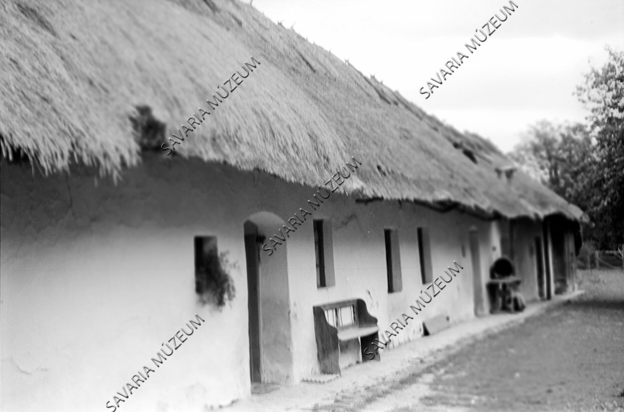 Ház udvar felől és pad (Savaria Megyei Hatókörű Városi Múzeum, Szombathely CC BY-NC-SA)