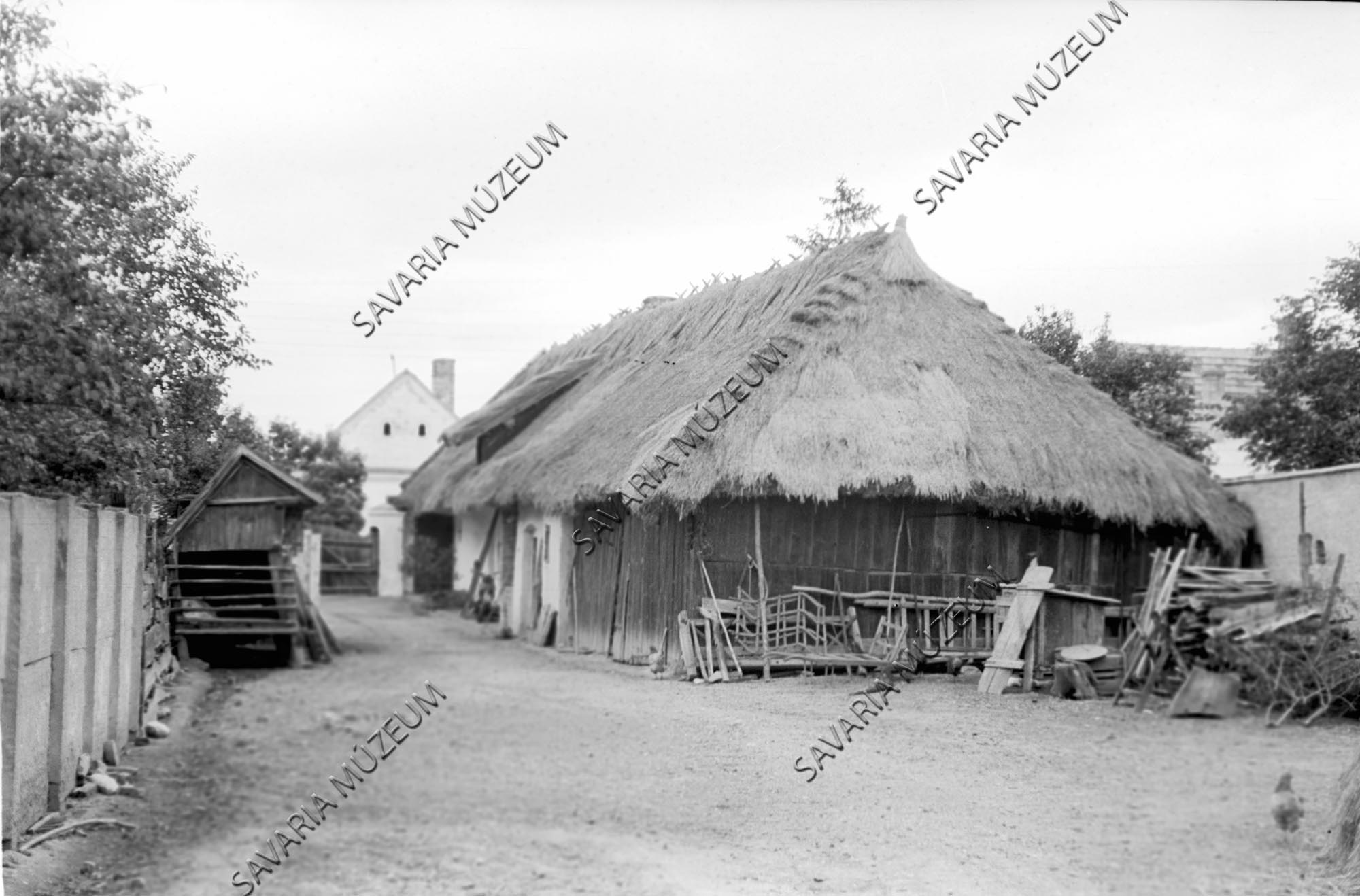 Ház udvar felől és ól (Savaria Megyei Hatókörű Városi Múzeum, Szombathely CC BY-NC-SA)