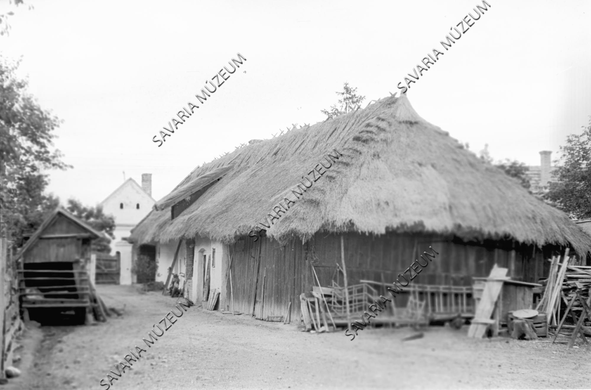 Ház udvar felől és kút (Savaria Megyei Hatókörű Városi Múzeum, Szombathely CC BY-NC-SA)