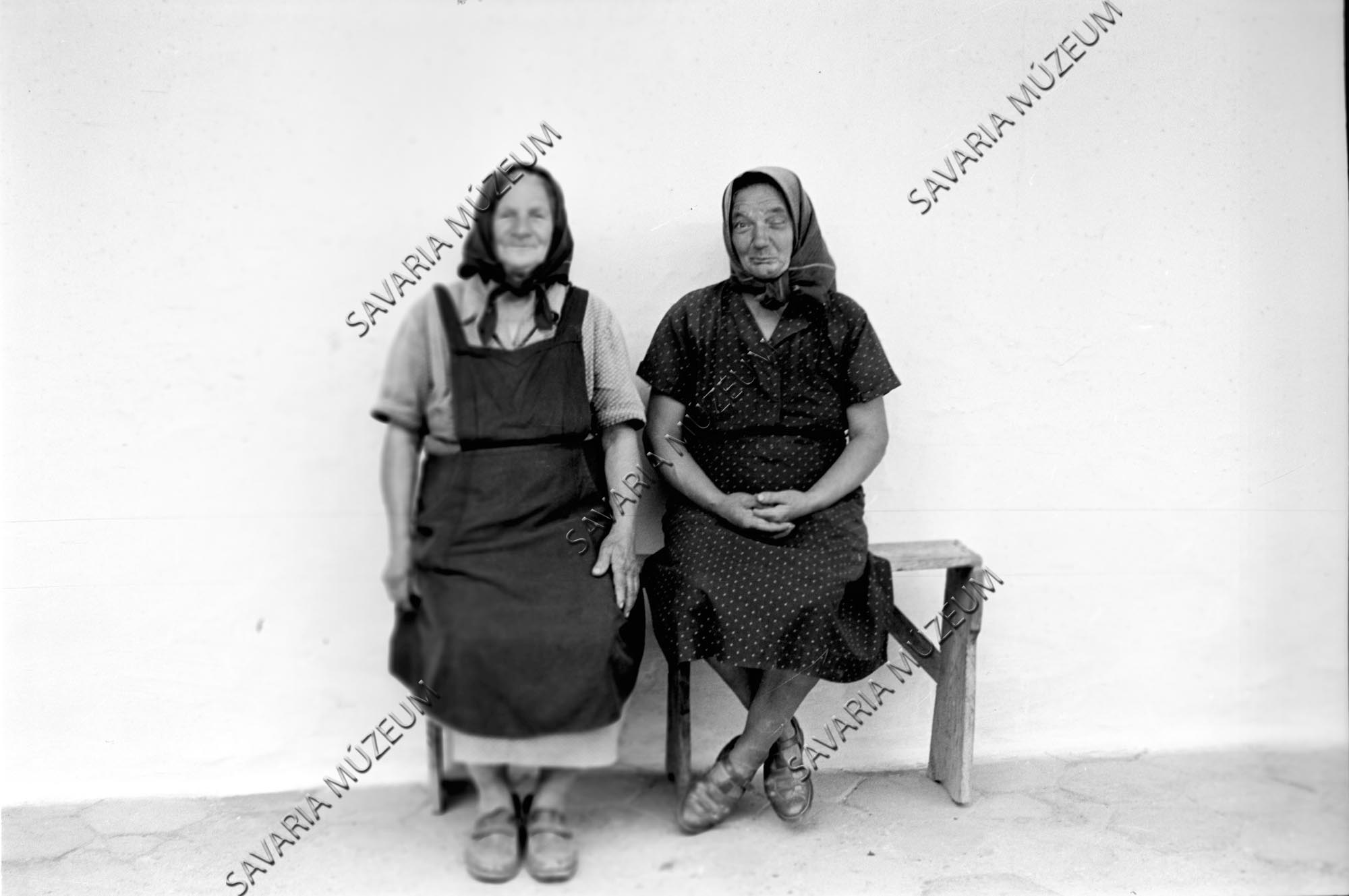 Asszonyok köznapi viseletben (Savaria Megyei Hatókörű Városi Múzeum, Szombathely CC BY-NC-SA)