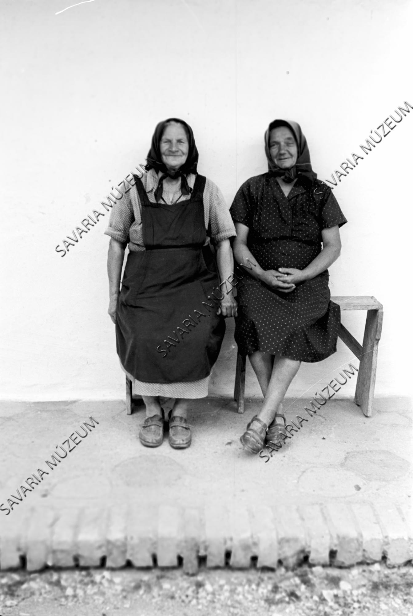 Asszonyok köznapi viseletben (Savaria Megyei Hatókörű Városi Múzeum, Szombathely CC BY-NC-SA)