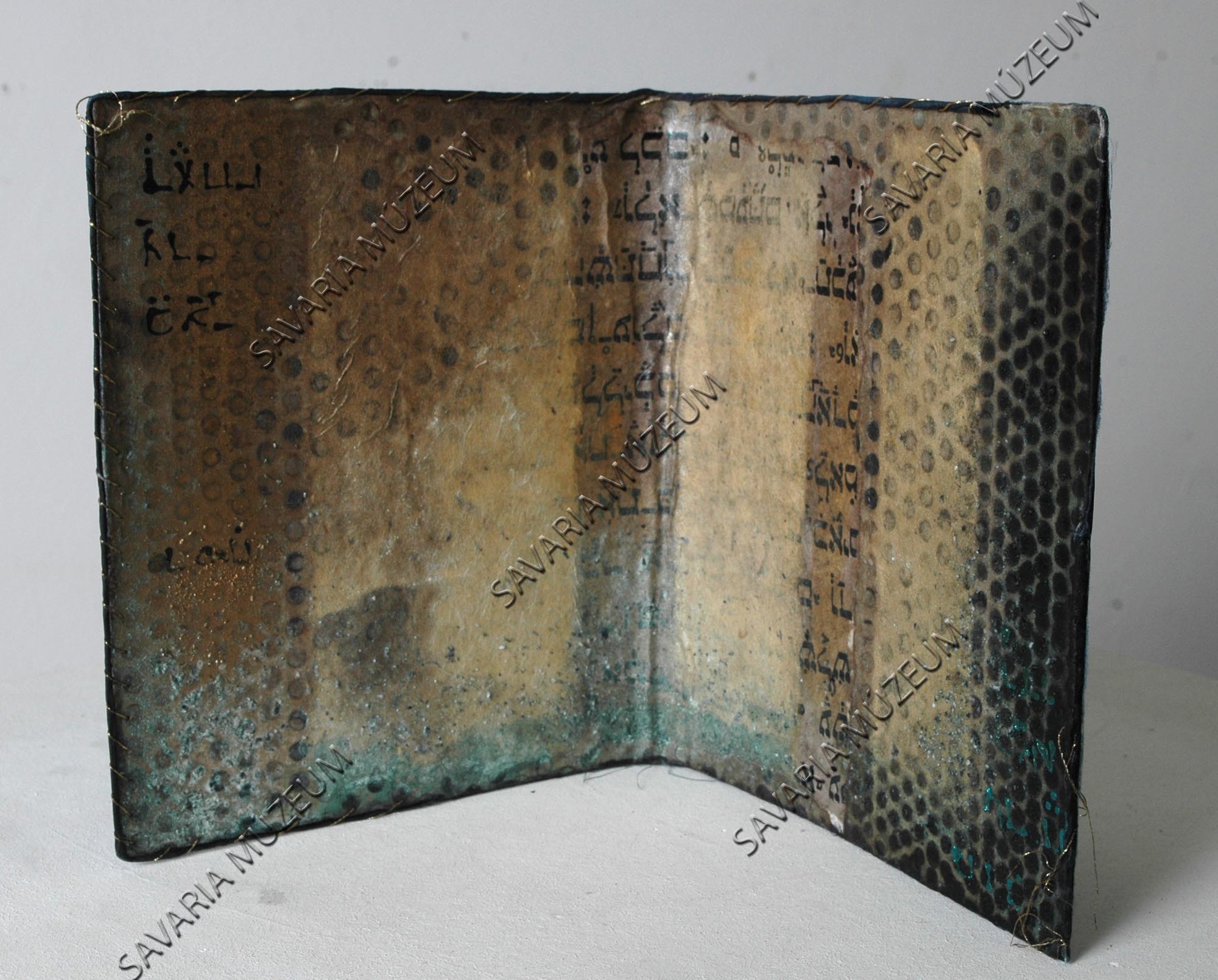 Könyv selyemből és papírból (Szombathelyi Képtár CC BY-NC-SA)