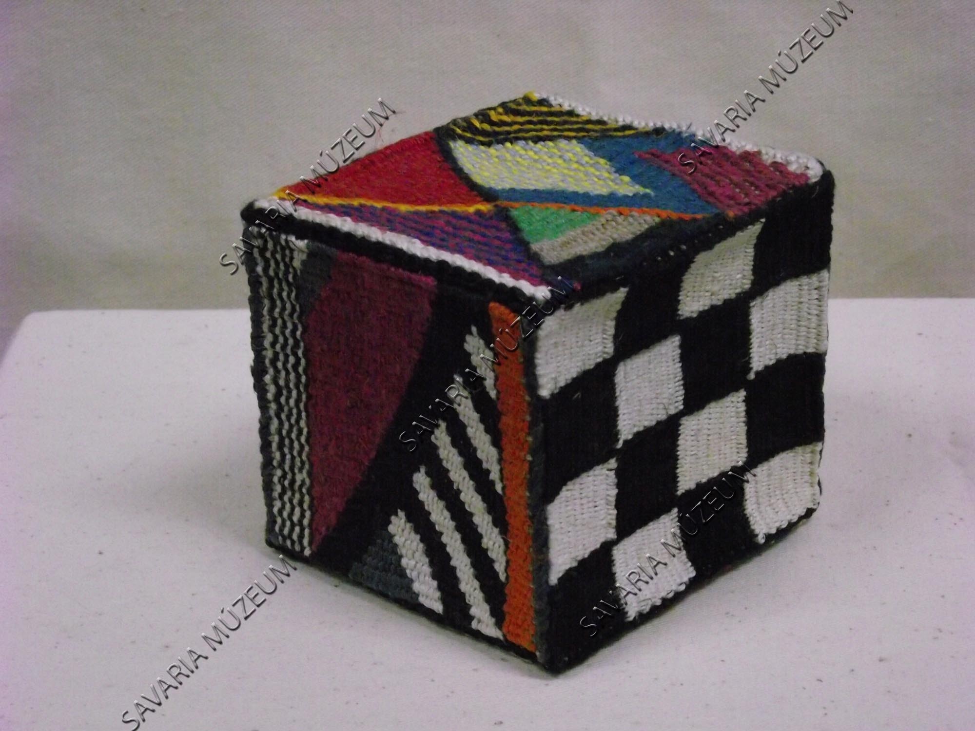 Textil-kép-kocka (Szombathelyi Képtár CC BY-NC-SA)