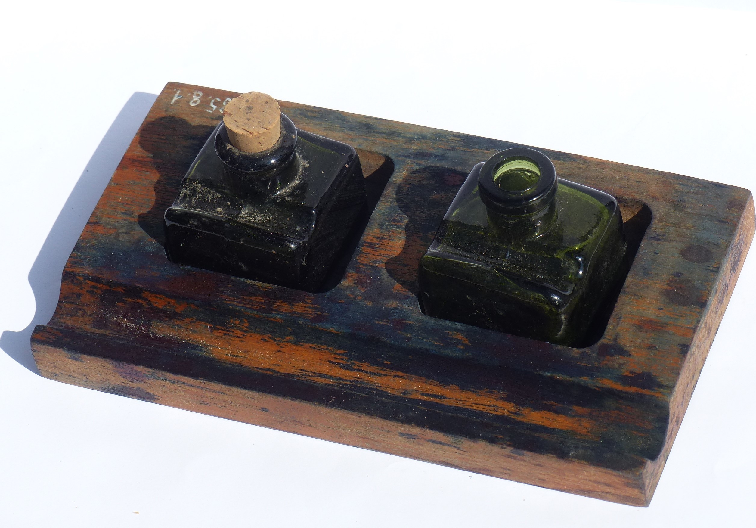 Tintatartótalp két tintásüveggel (Tapolcai Városi Múzeum CC BY-NC-SA)