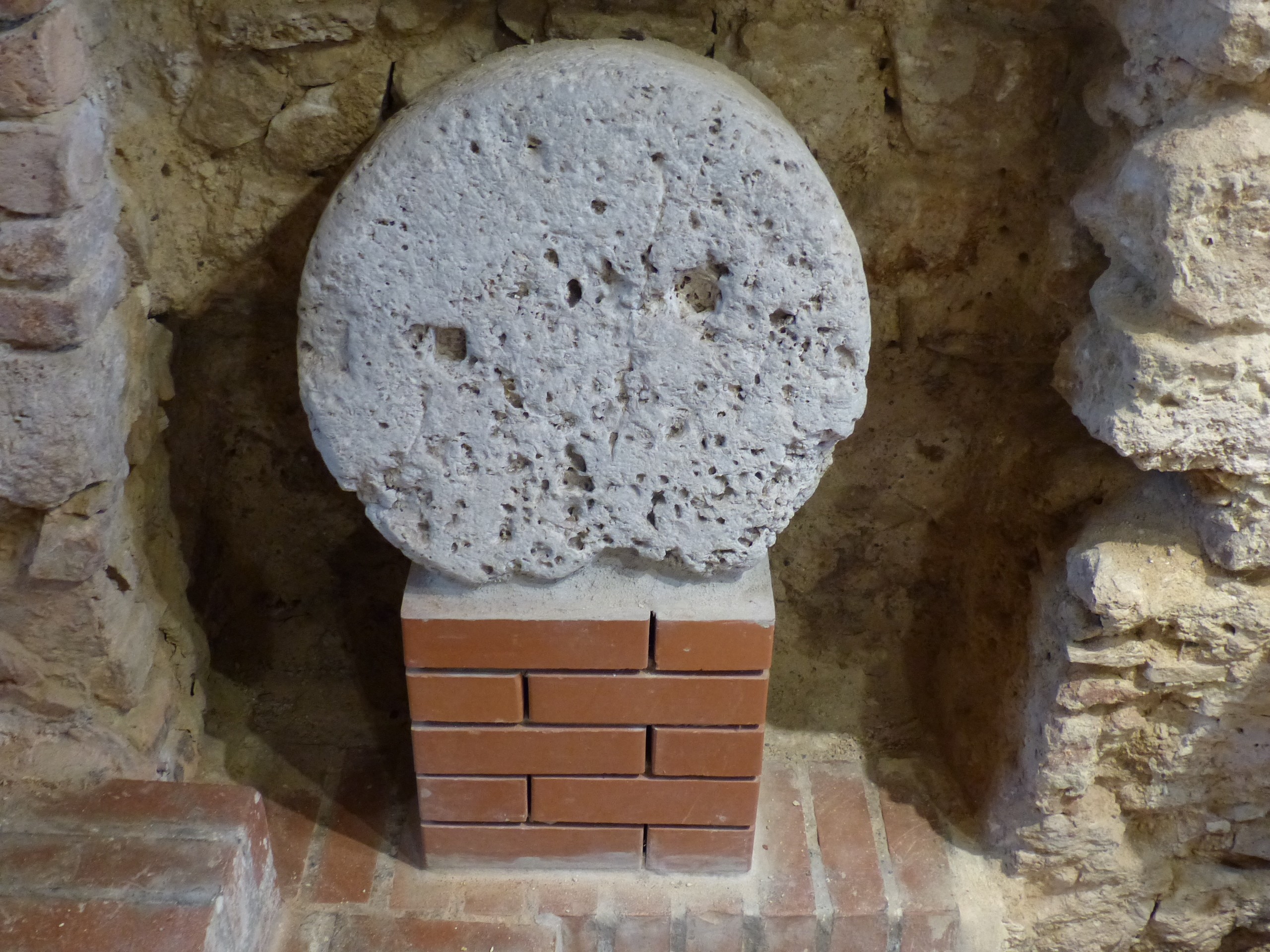 Kőoszlop töredék (Tapolcai Városi Múzeum CC BY-NC-SA)