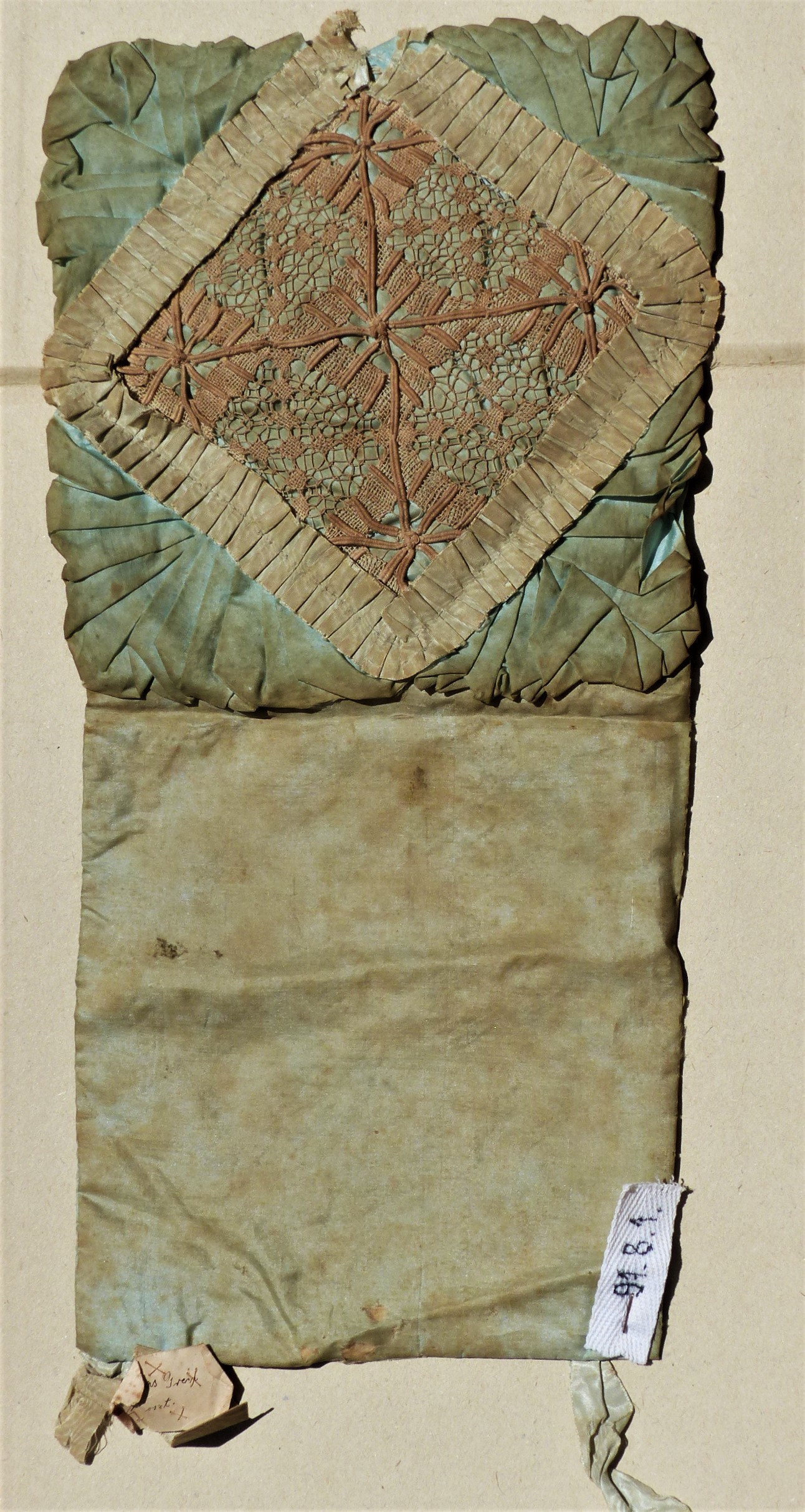 Horgolt díszű textília (Tapolcai Városi Múzeum CC BY-NC-SA)