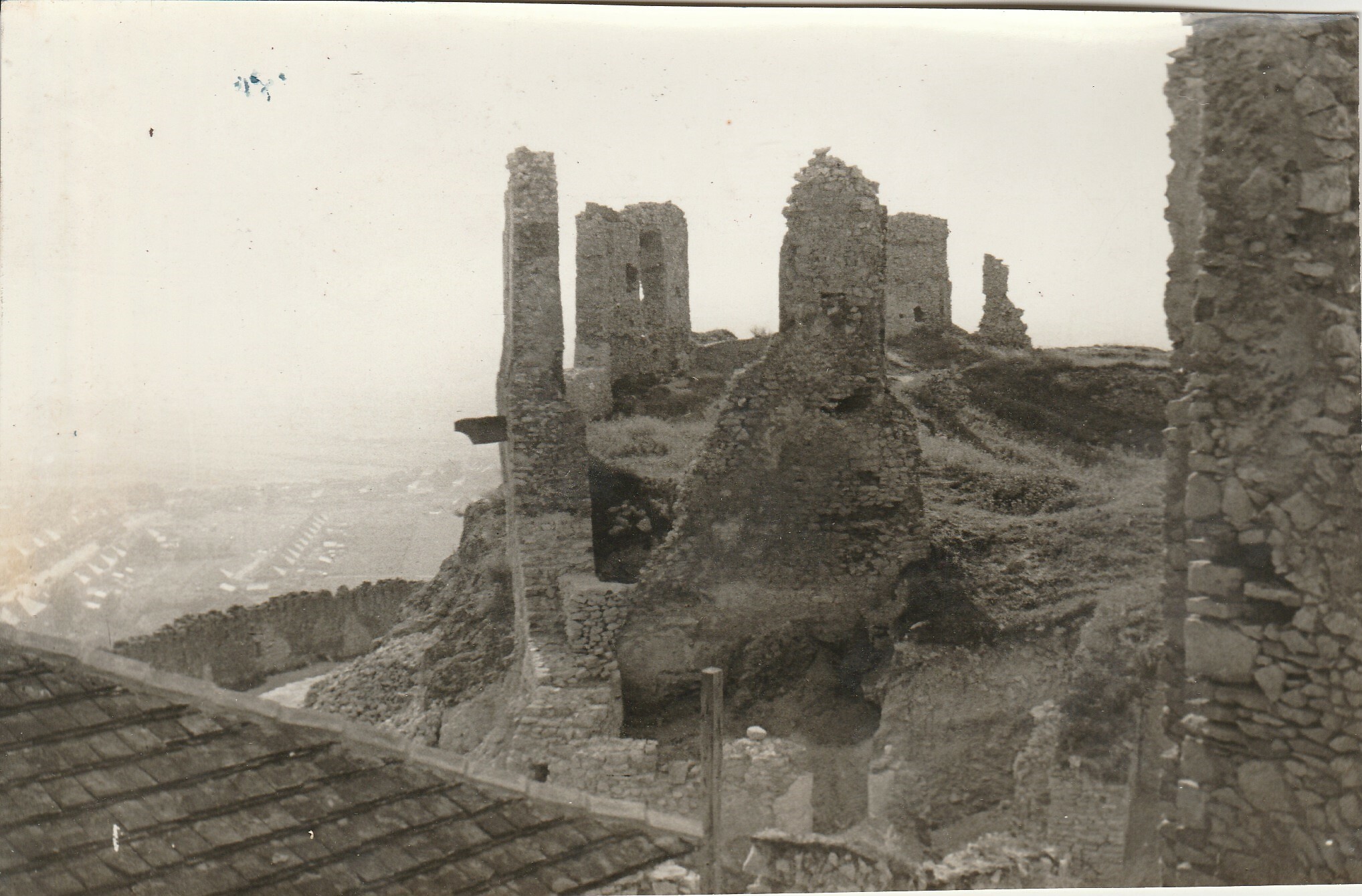 A sümegi várrom fényképe 1960 körül (Tapolcai Városi Múzeum CC BY-NC-SA)
