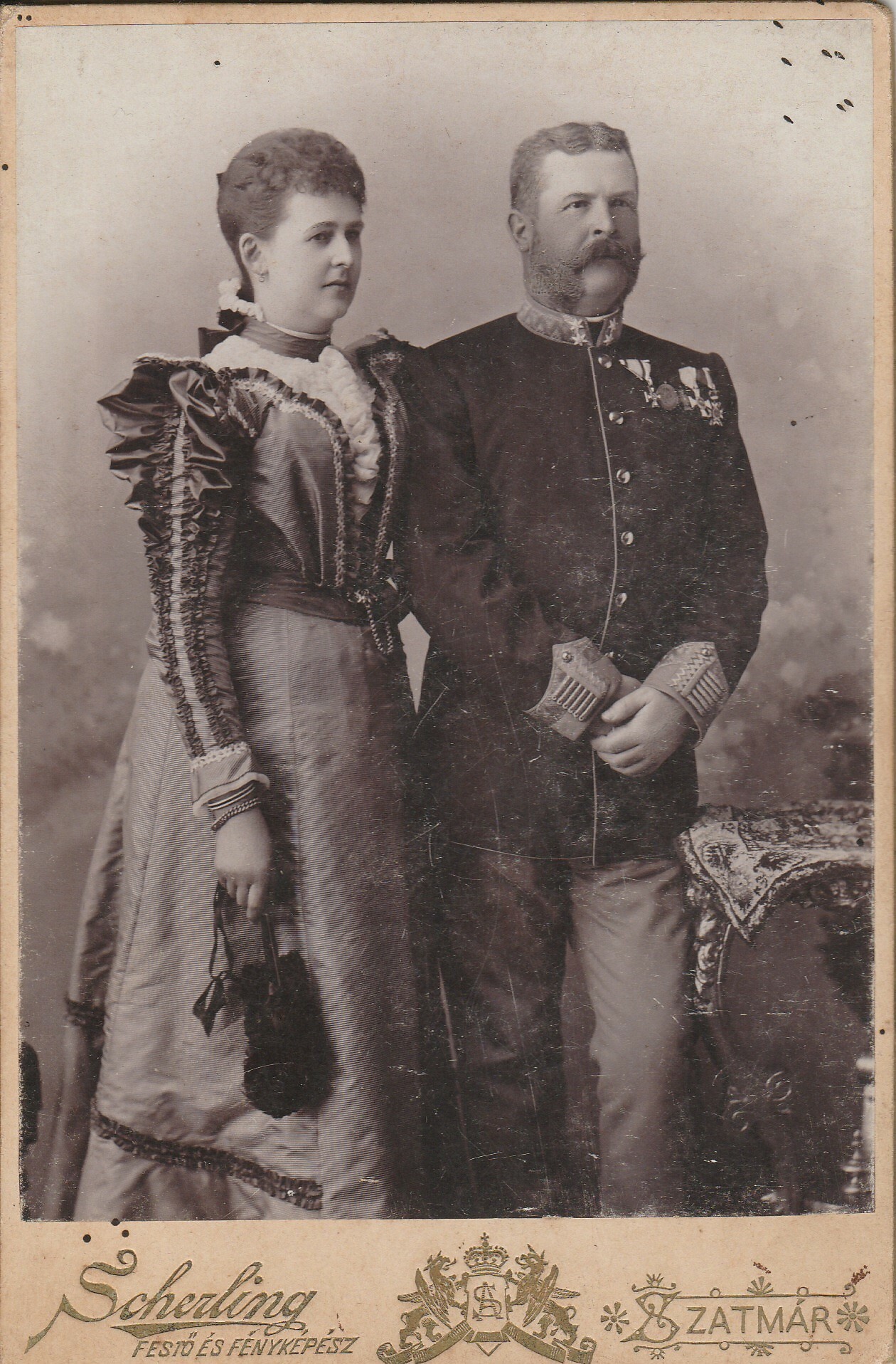 Egyenruhás férfi és divatosan öltözött nő fotója (Tapolcai Városi Múzeum CC BY-NC-SA)