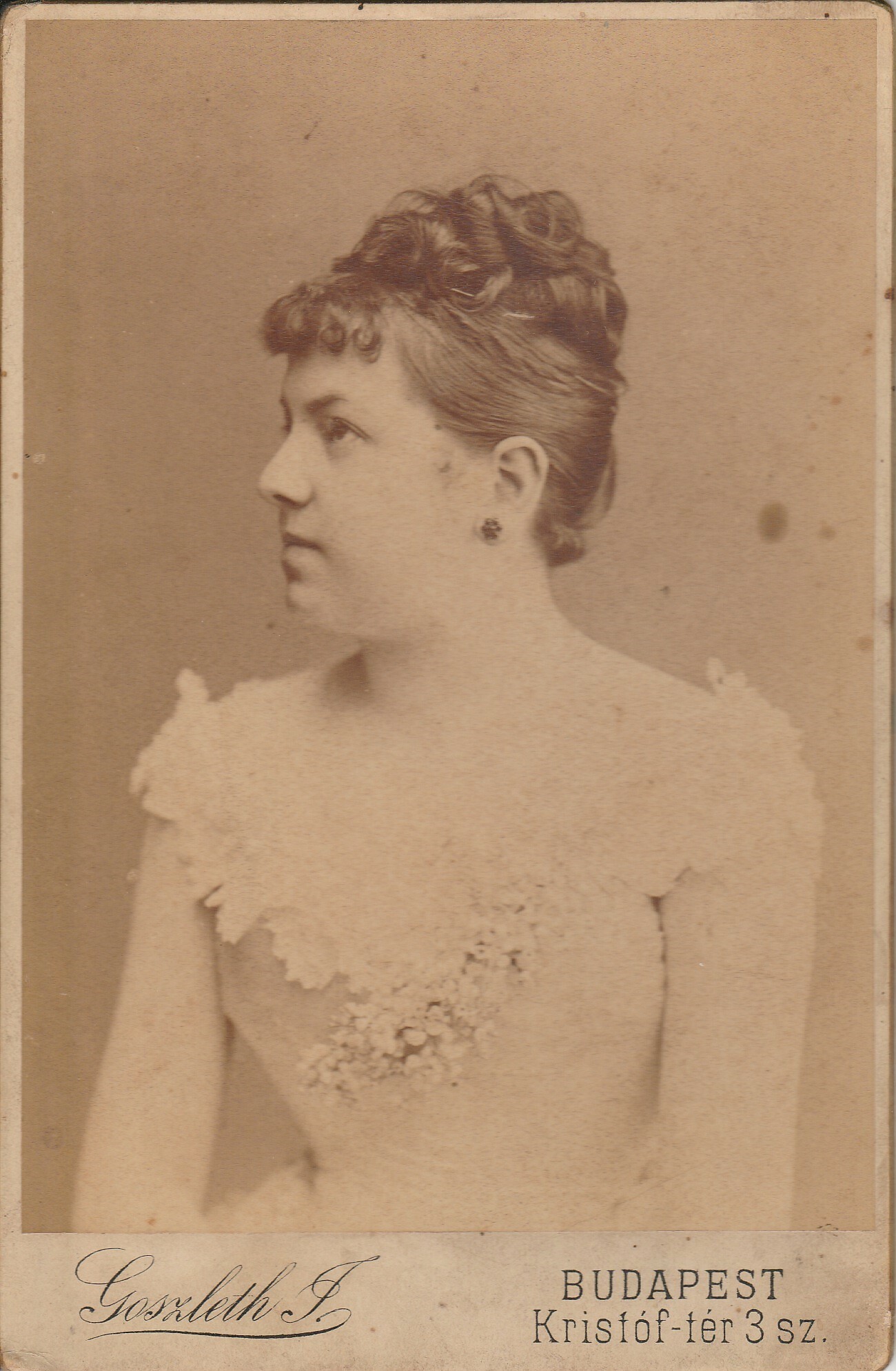 Fiatal nő portréja (Tapolcai Városi Múzeum CC BY-NC-SA)