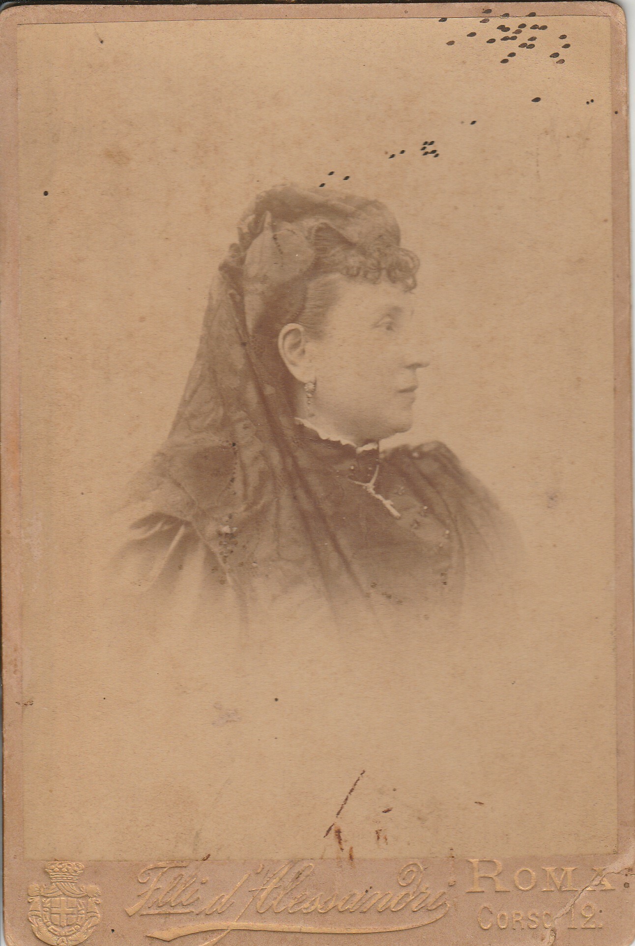 Női portré sötét ruhában (Tapolcai Városi Múzeum CC BY-NC-SA)