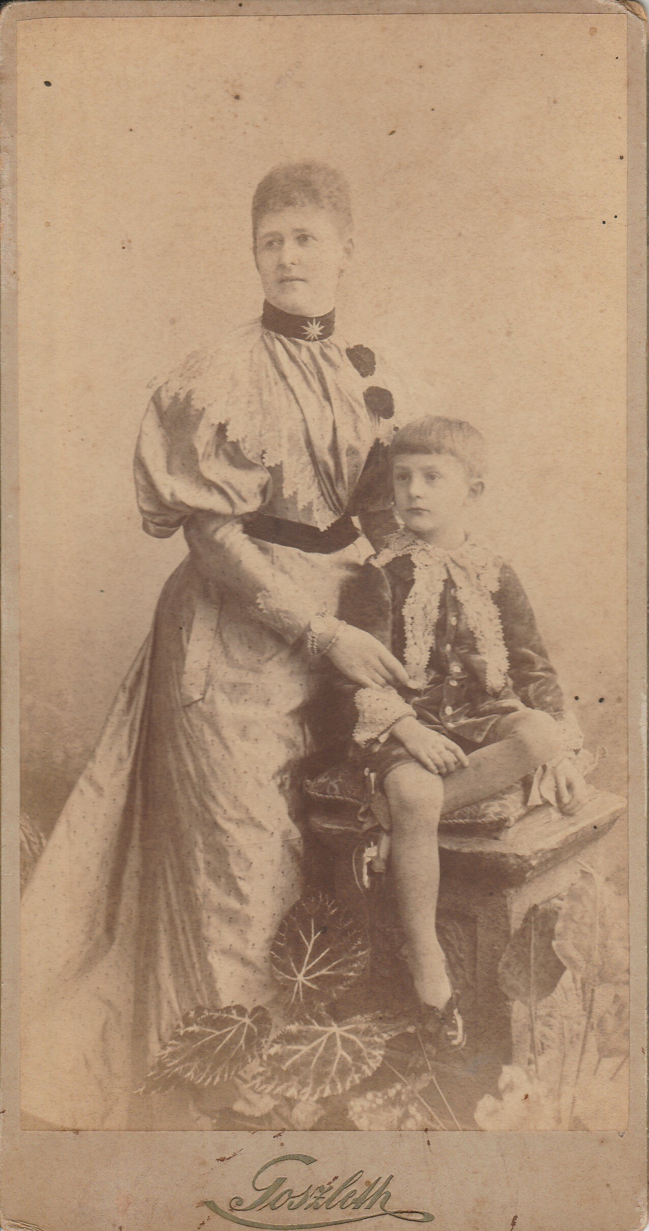 Nő és gyermeke 19. sz. végi fotón (Tapolcai Városi Múzeum CC BY-NC-SA)