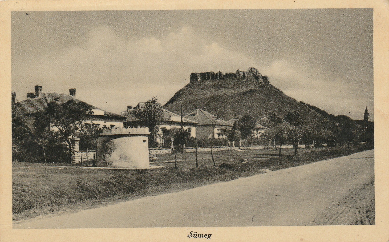 Sümegi képeslap a vár és a tisztviselőtelep látképével (Tapolcai Városi Múzeum CC BY-NC-SA)