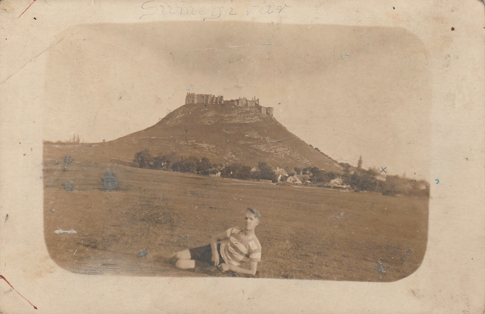 Sümeg látképe északnyugatról képeslapon (Tapolcai Városi Múzeum CC BY-NC-SA)