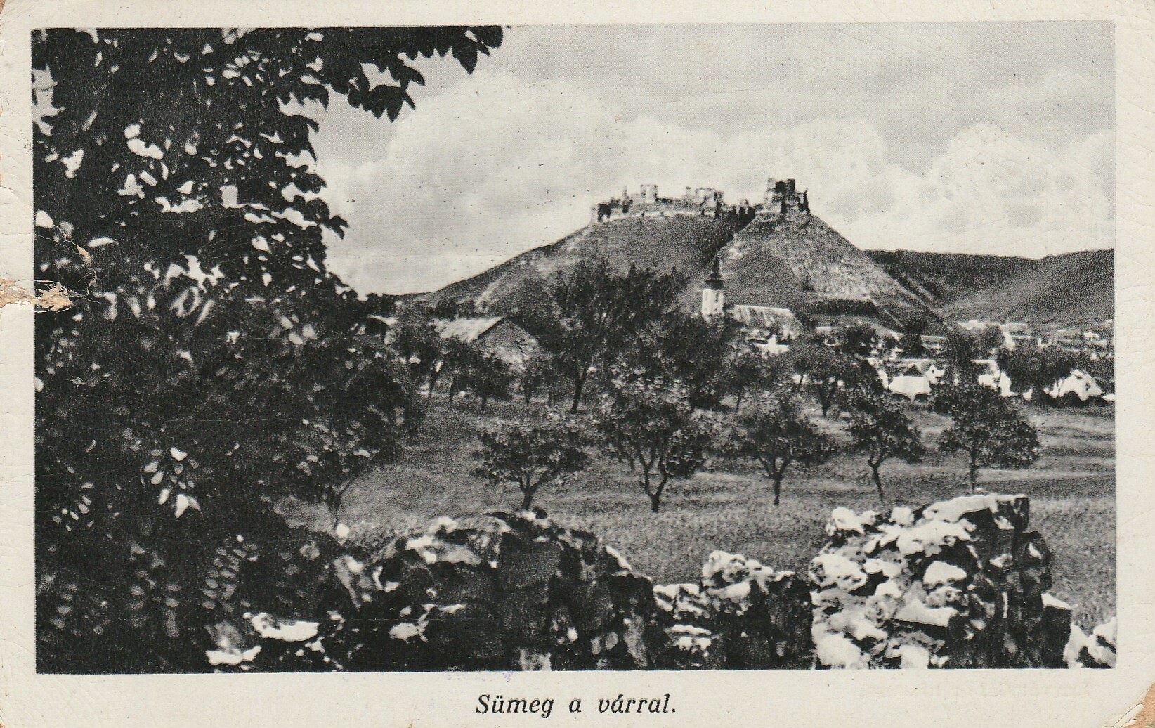 Sümeg látképe délnyugat felől képeslapon (Tapolcai Városi Múzeum CC BY-NC-SA)