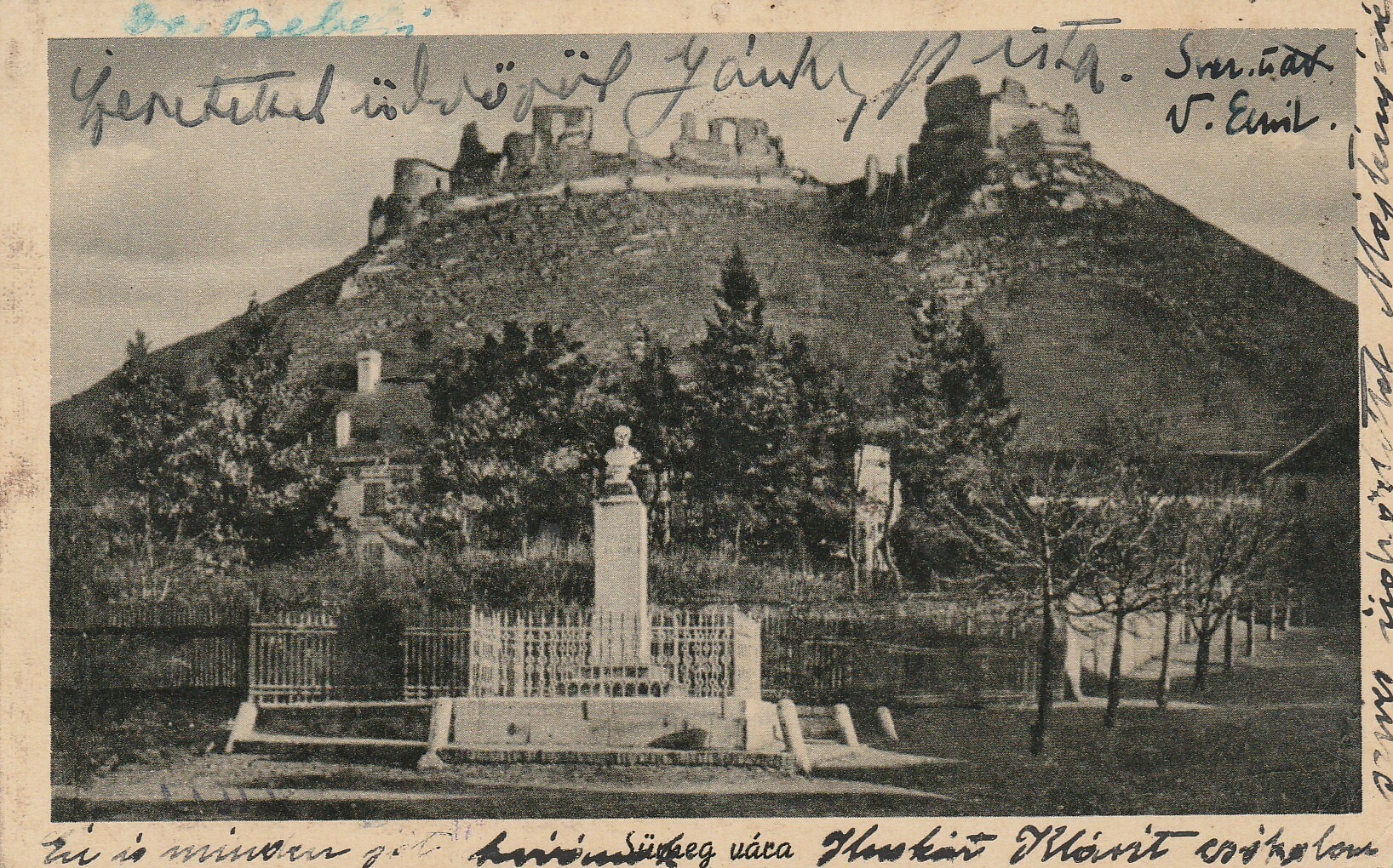 Sümeg vára a Kisfaludy térről (Tapolcai Városi Múzeum CC BY-NC-SA)