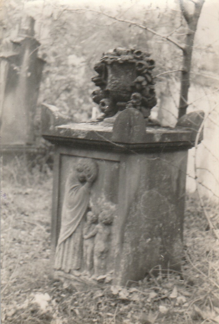 Klasszicista sírkő a sümegi temetőben (Tapolcai Városi Múzeum CC BY-NC-SA)