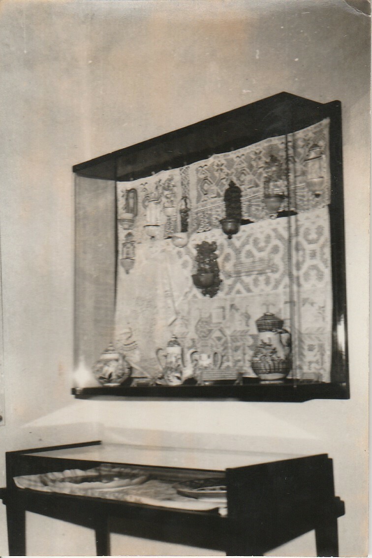 Két vitrin a sümegi Kisfaludy Emlékmúzeum kiállításán (Tapolcai Városi Múzeum CC BY-NC-SA)