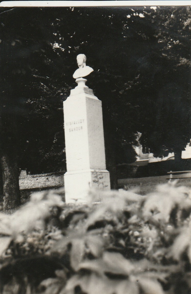 Kisfaludy Sándor mellszobra a sümegi Szent István téren (Tapolcai Városi Múzeum CC BY-NC-SA)