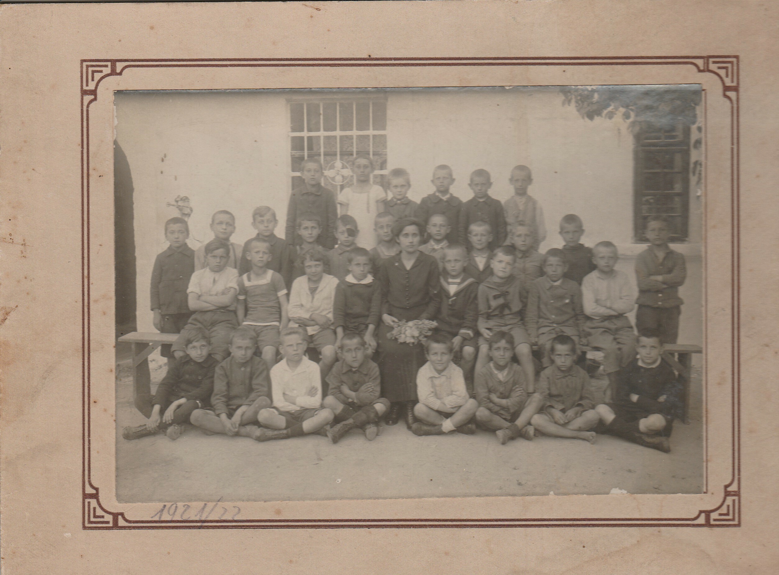 Iskolai csoportról készült fénykép 1921/22 (Tapolcai Városi Múzeum CC BY-NC-SA)