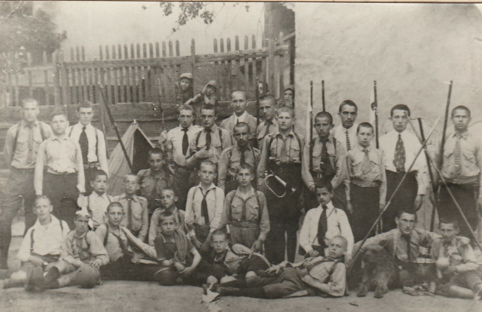 Cserkészcsapat fényképe (Tapolcai Városi Múzeum CC BY-NC-SA)
