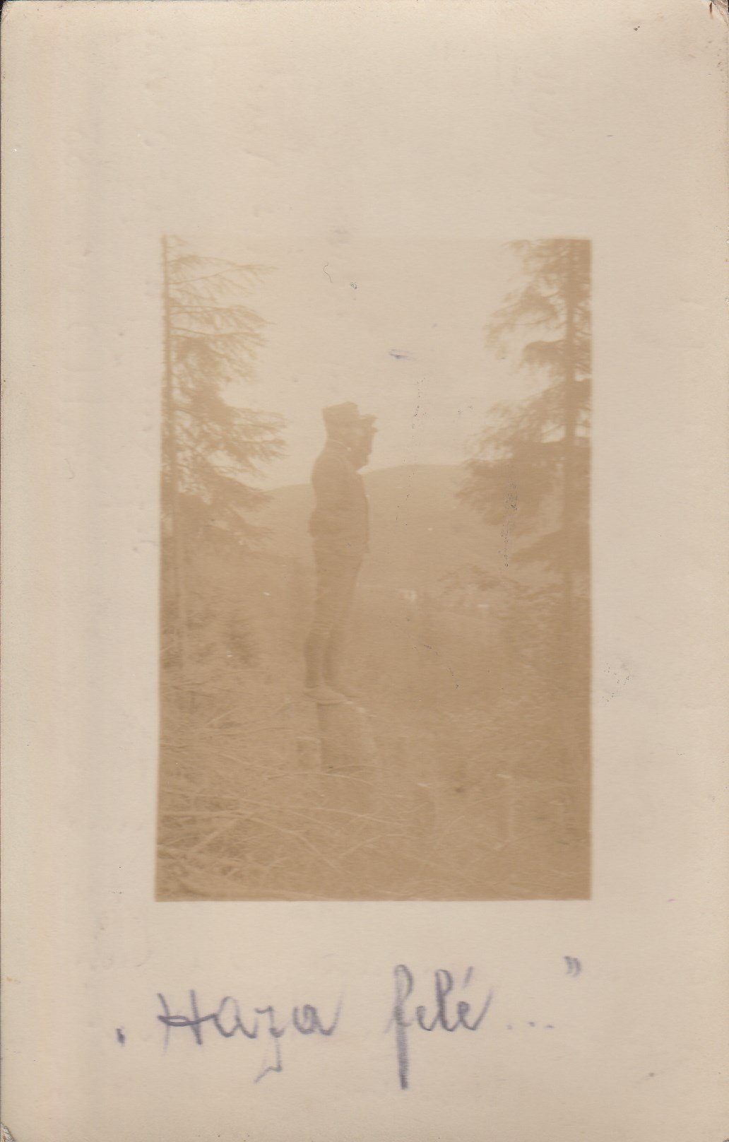 Katona az erdőben, képeslapon (Tapolcai Városi Múzeum CC BY-NC-SA)