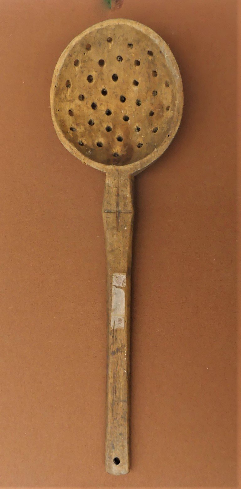 Fából faragott szűrőkanál (Tapolcai Városi Múzeum CC BY-NC-SA)