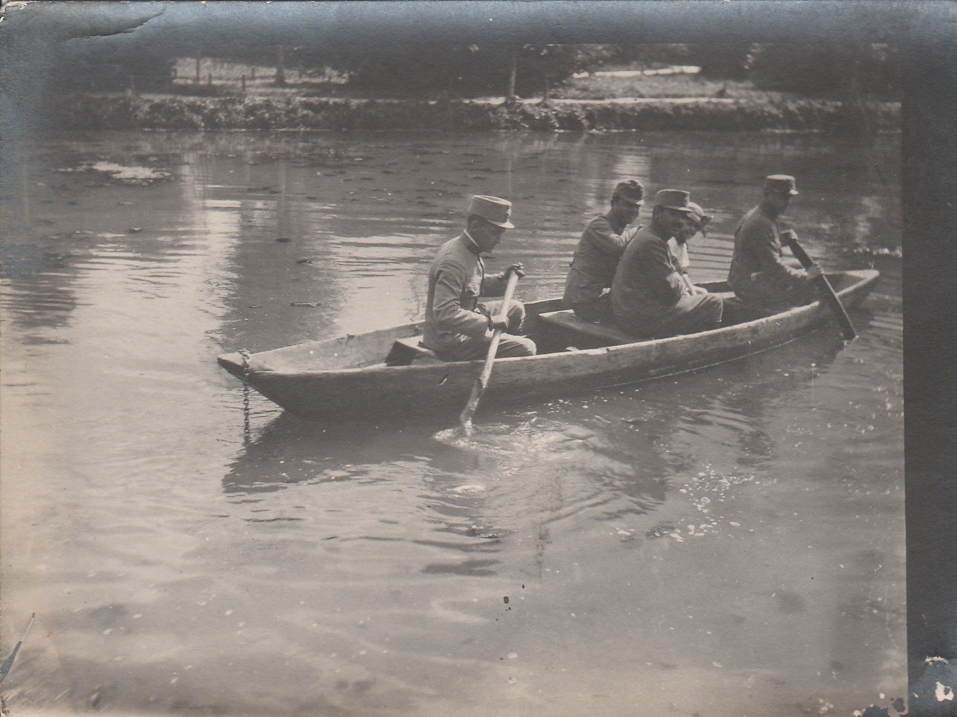 Honvédek a cholmi csónakázótavon (Tapolcai Városi Múzeum CC BY-NC-SA)