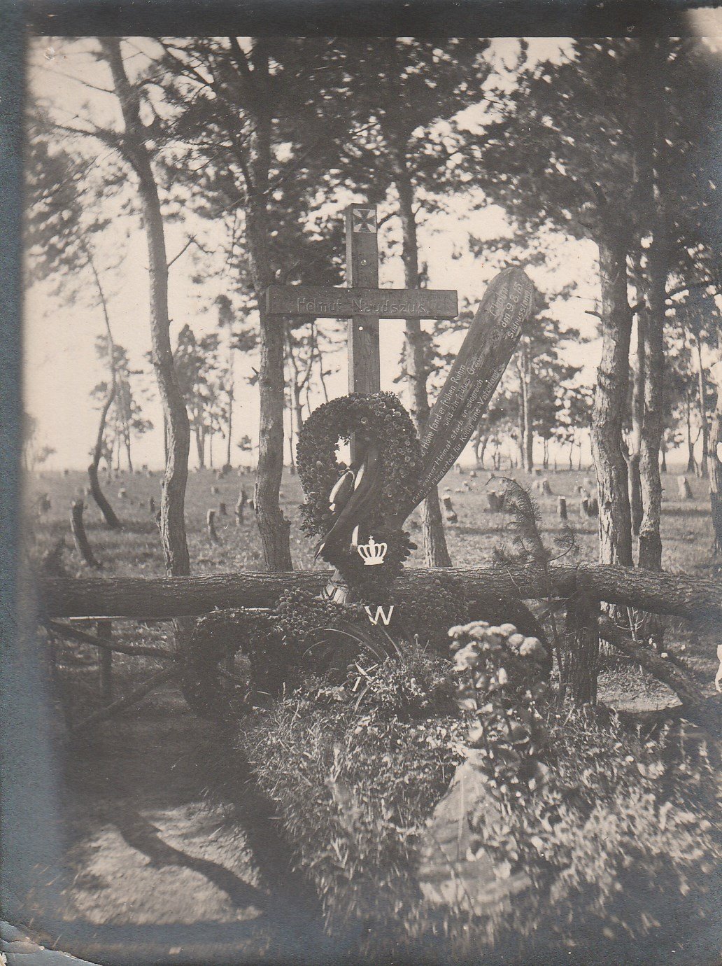 Helmut Naudszus pilóta sírja Cholmban (Tapolcai Városi Múzeum CC BY-NC-SA)