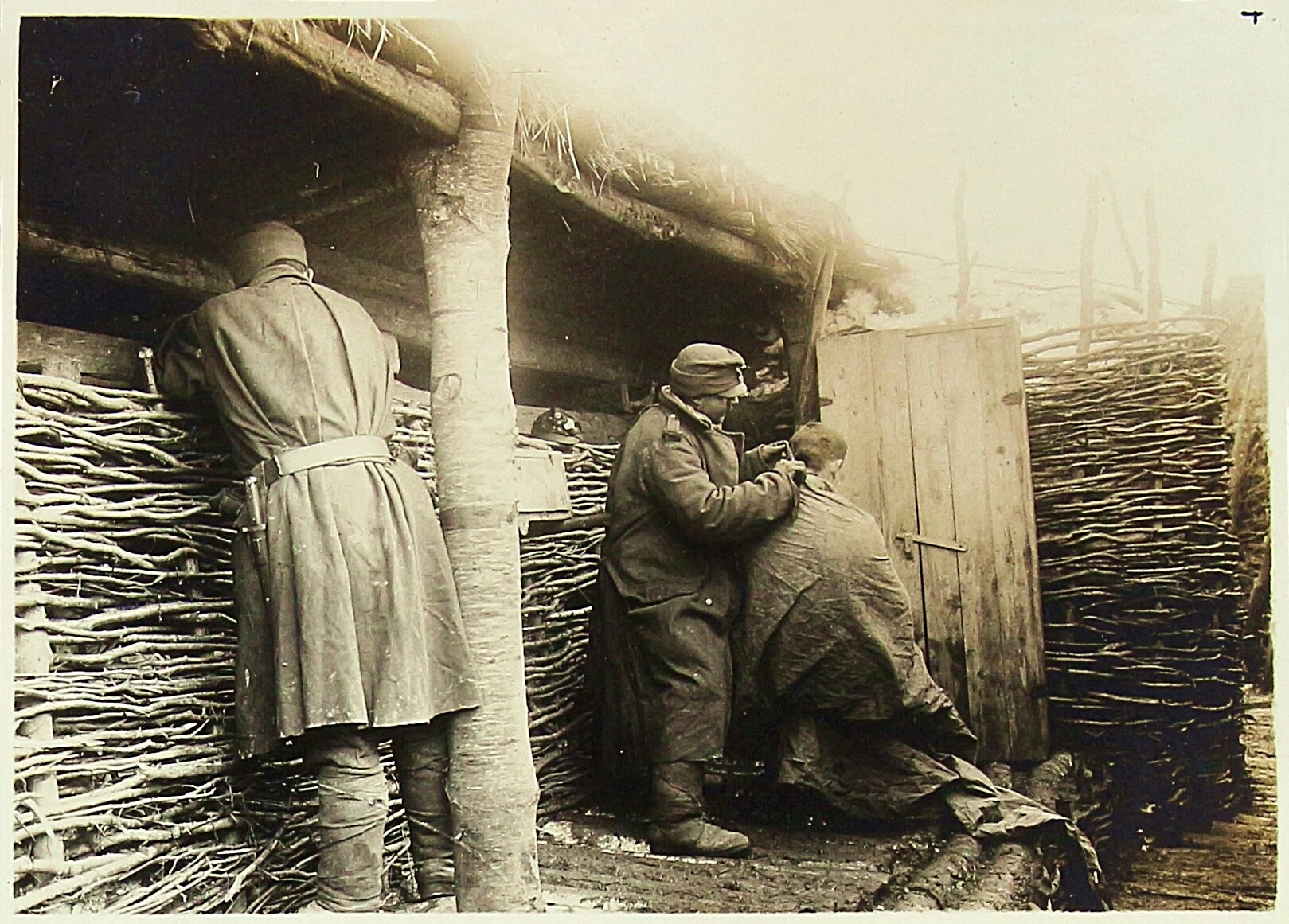 Borbély a cs. és kir. 71. (trencséni) gyalogezred lövészárkában (Laczkó Dezső Múzeum CC BY-NC-SA)