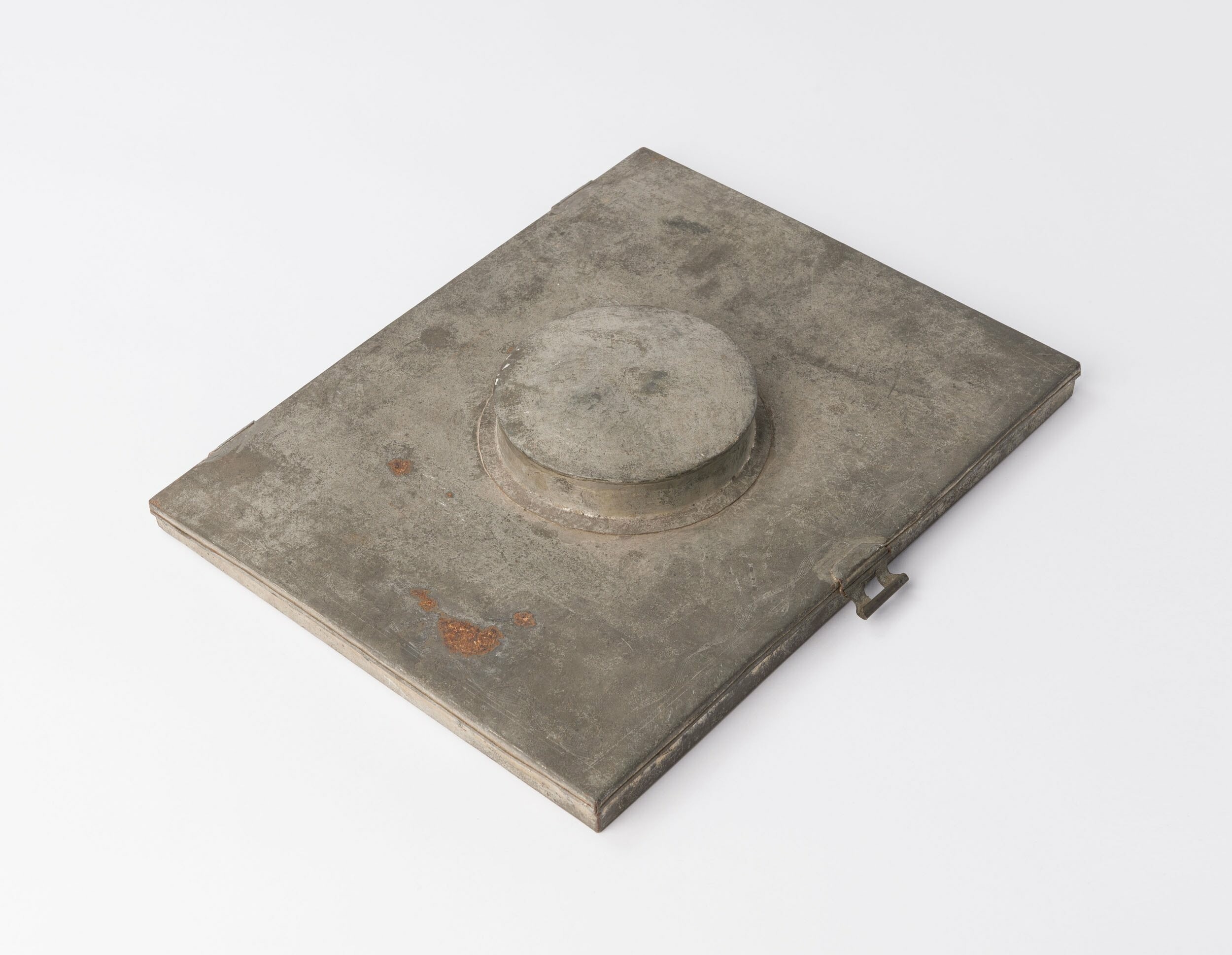 Nemesi oklevél tárolására szolgáló bádog doboz (Laczkó Dezső Múzeum CC BY-NC-SA)