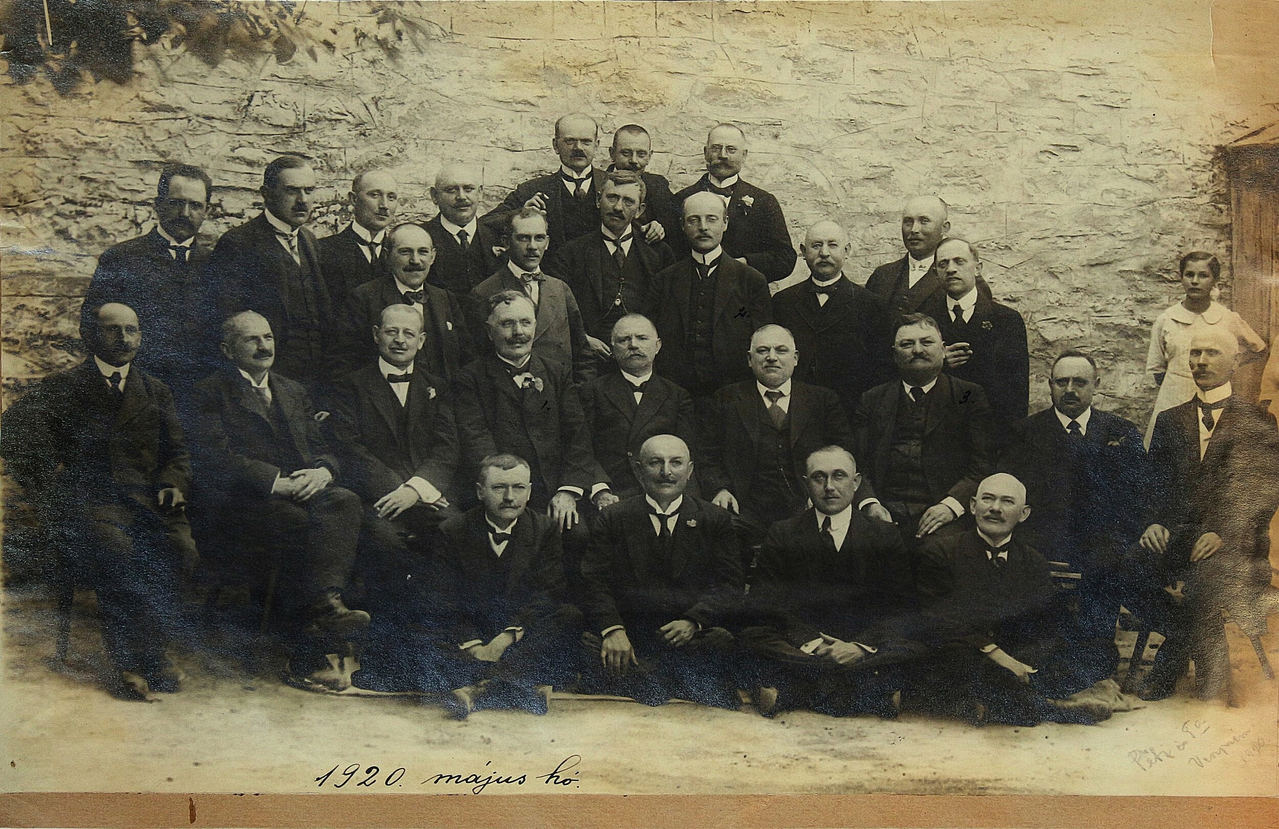 A Magyar Tanácsköztársaság veszprémi túszai kiszabadulásuk első évfordulóján (Laczkó Dezső Múzeum CC BY-NC-SA)