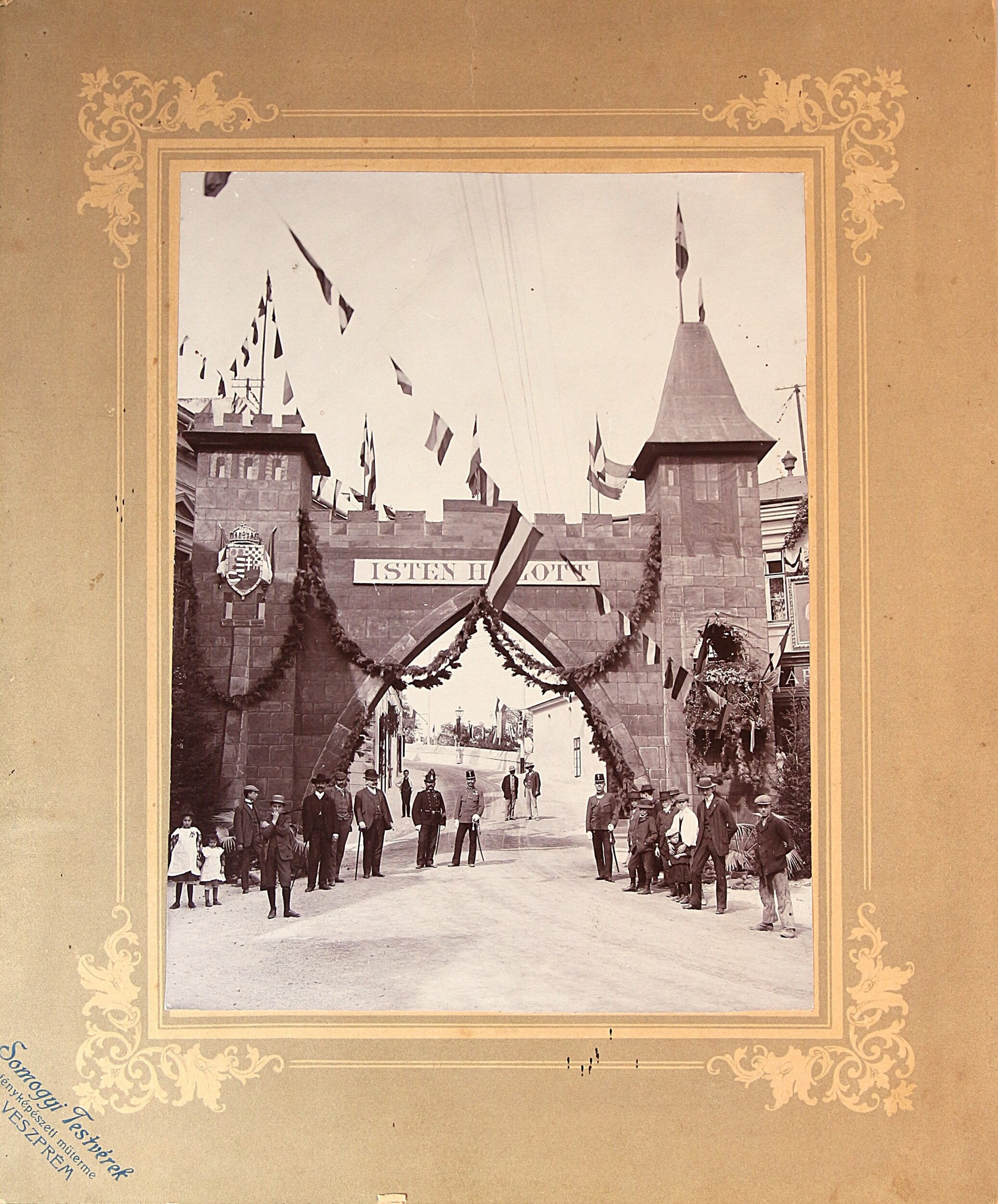 A veszprémi várfeljáró díszkapuja I. Ferenc József király látogatásakor (Laczkó Dezső Múzeum CC BY-NC-SA)