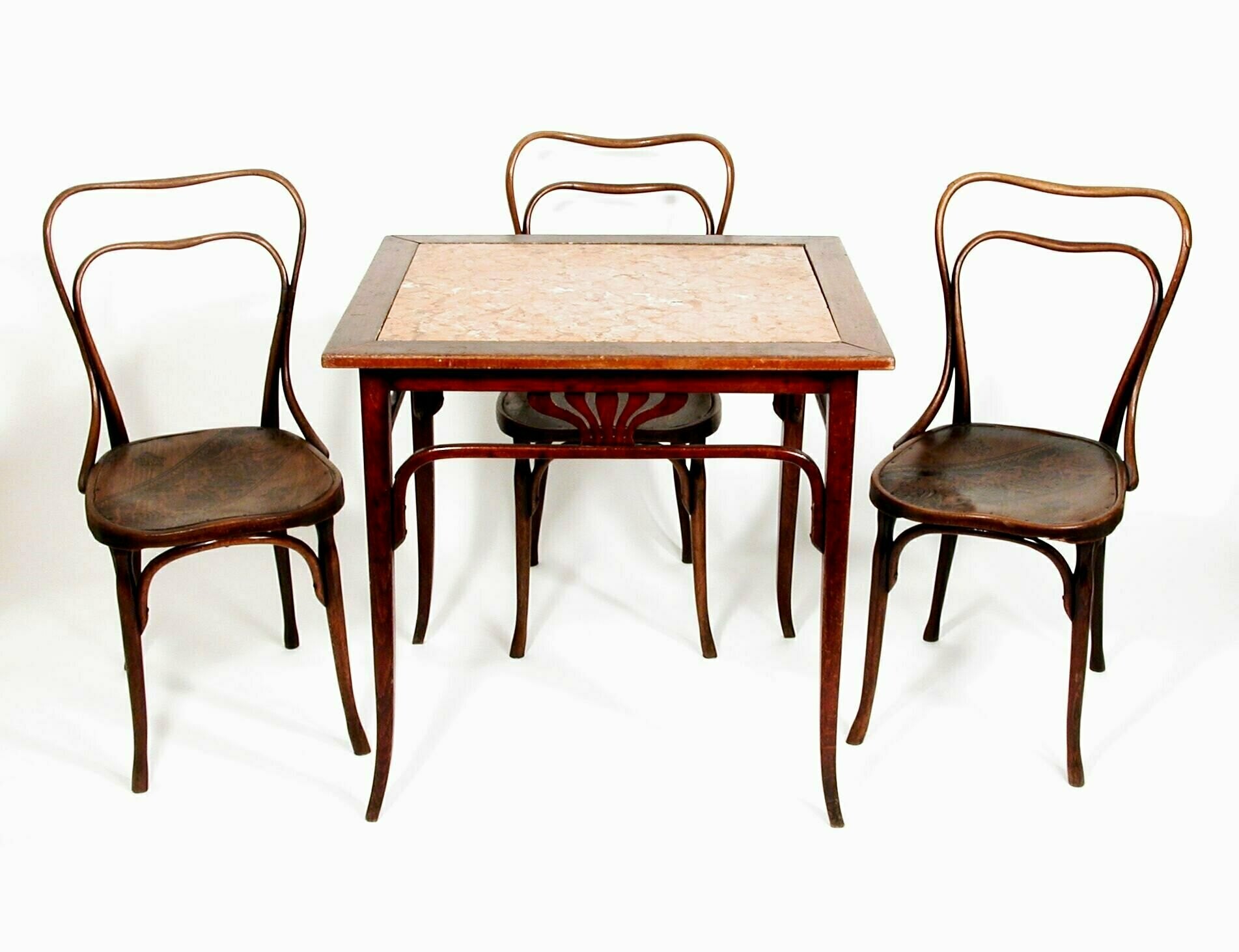Kávéházi asztal és székek (Laczkó Dezső Múzeum CC BY-NC-SA)