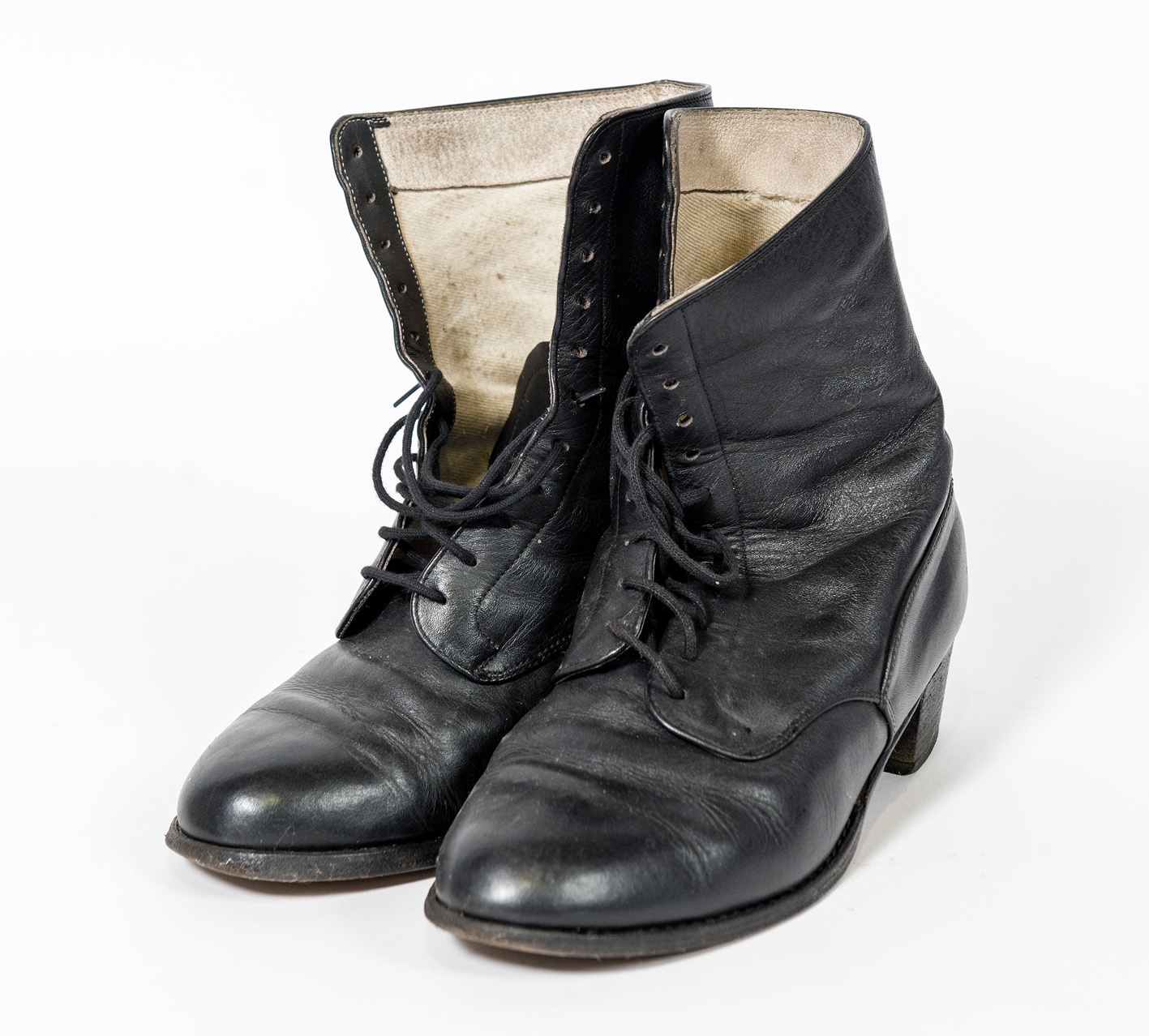 Női cipő (Bakonynánai Helytörténeti Gyűjtemény CC BY-NC-SA)