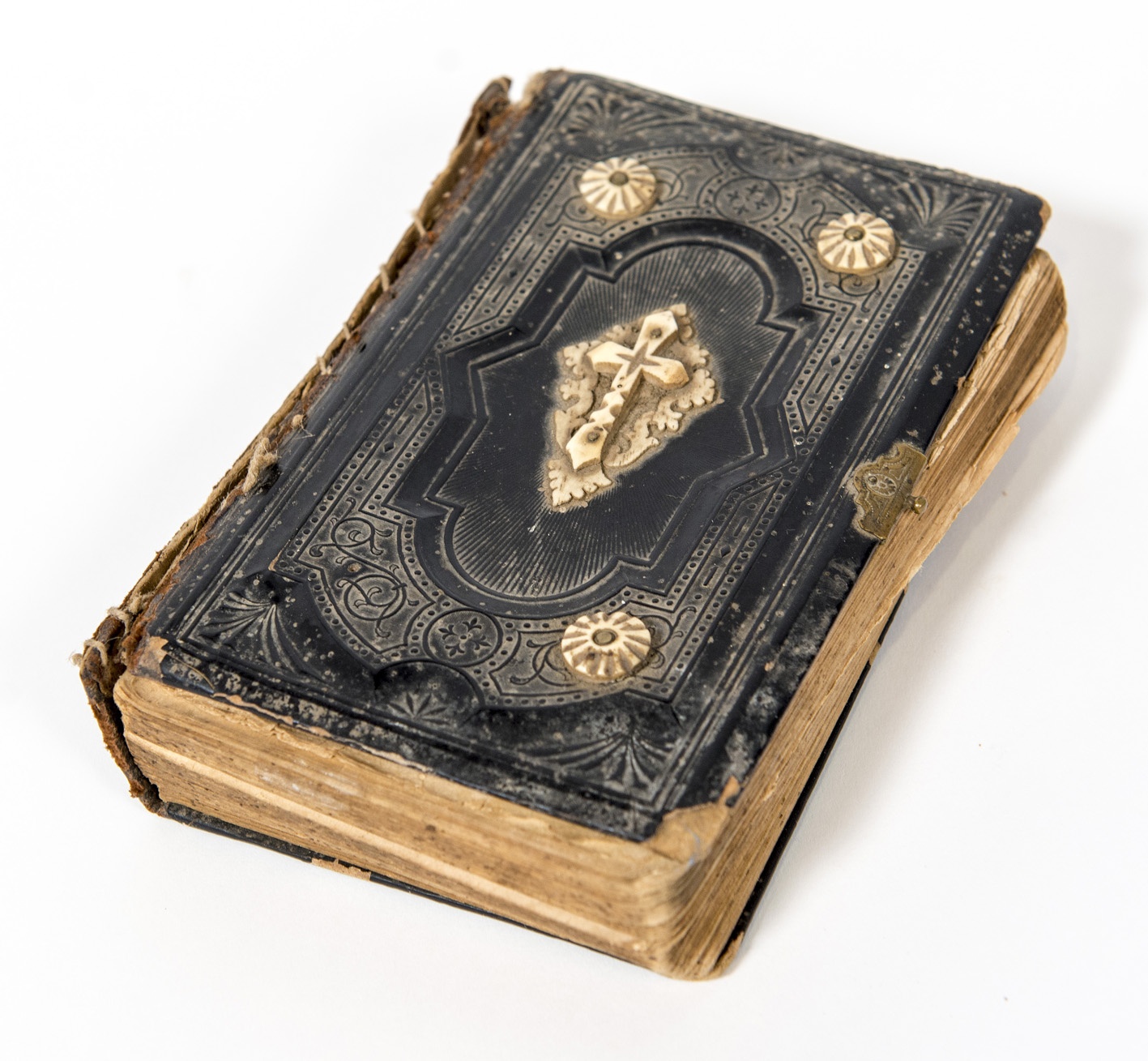 Csontdíszítésű német nyelvű imakönyv (Bakonynánai Helytörténeti Gyűjtemény CC BY-NC-SA)