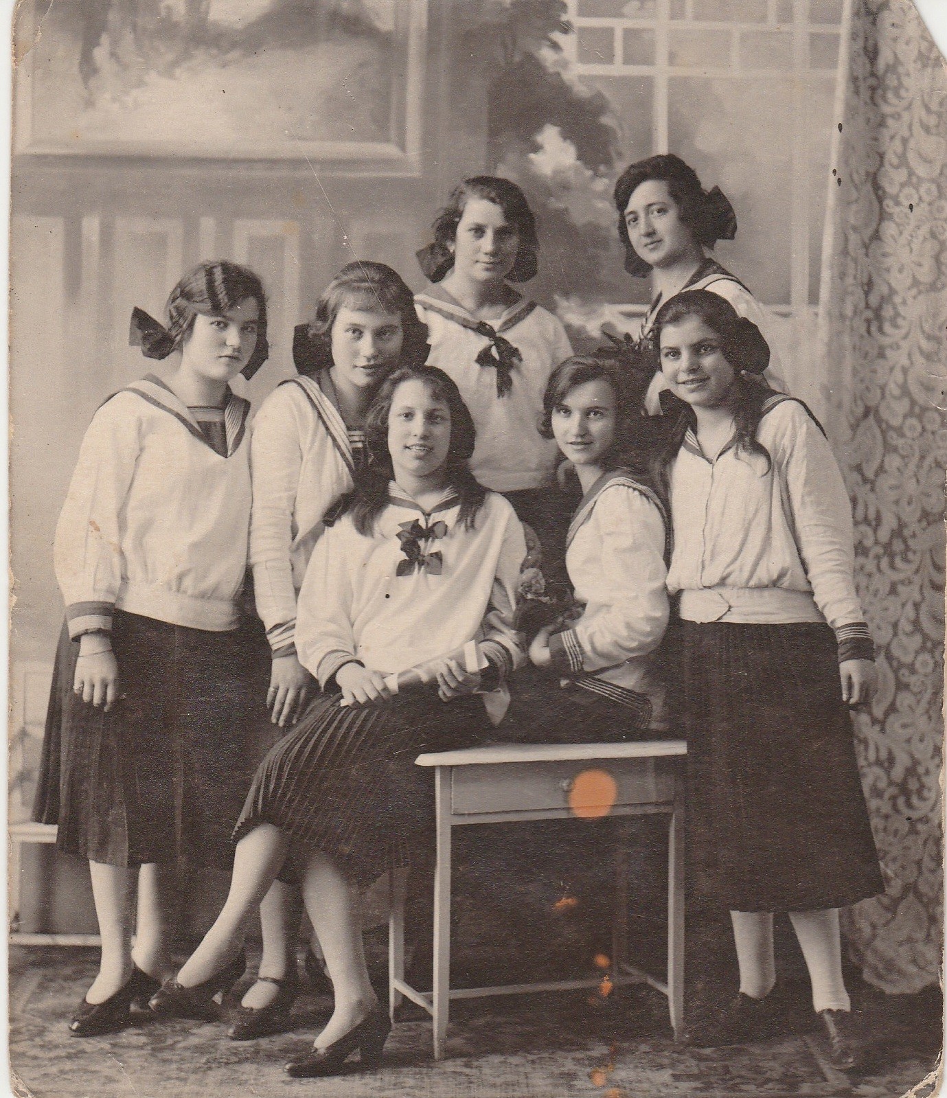A Gyurkovits lányok című színdarabban szereplő tapolcai lányok 1925 (Tapolcai Városi Múzeum CC BY-NC-SA)