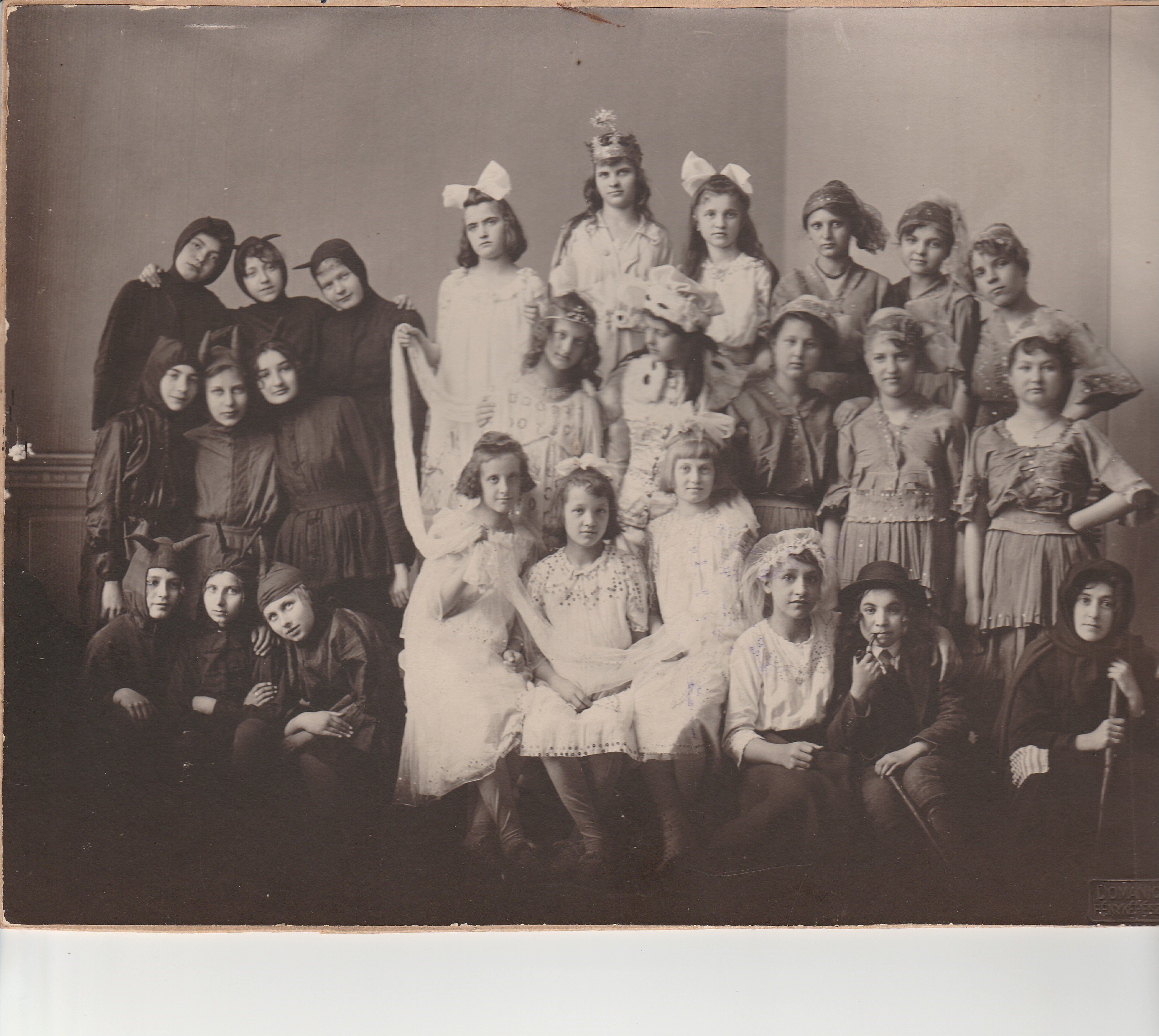 A tapolcai polgári leányiskola színjátszócsoportja 1916 körül (Tapolcai Városi Múzeum CC BY-NC-SA)