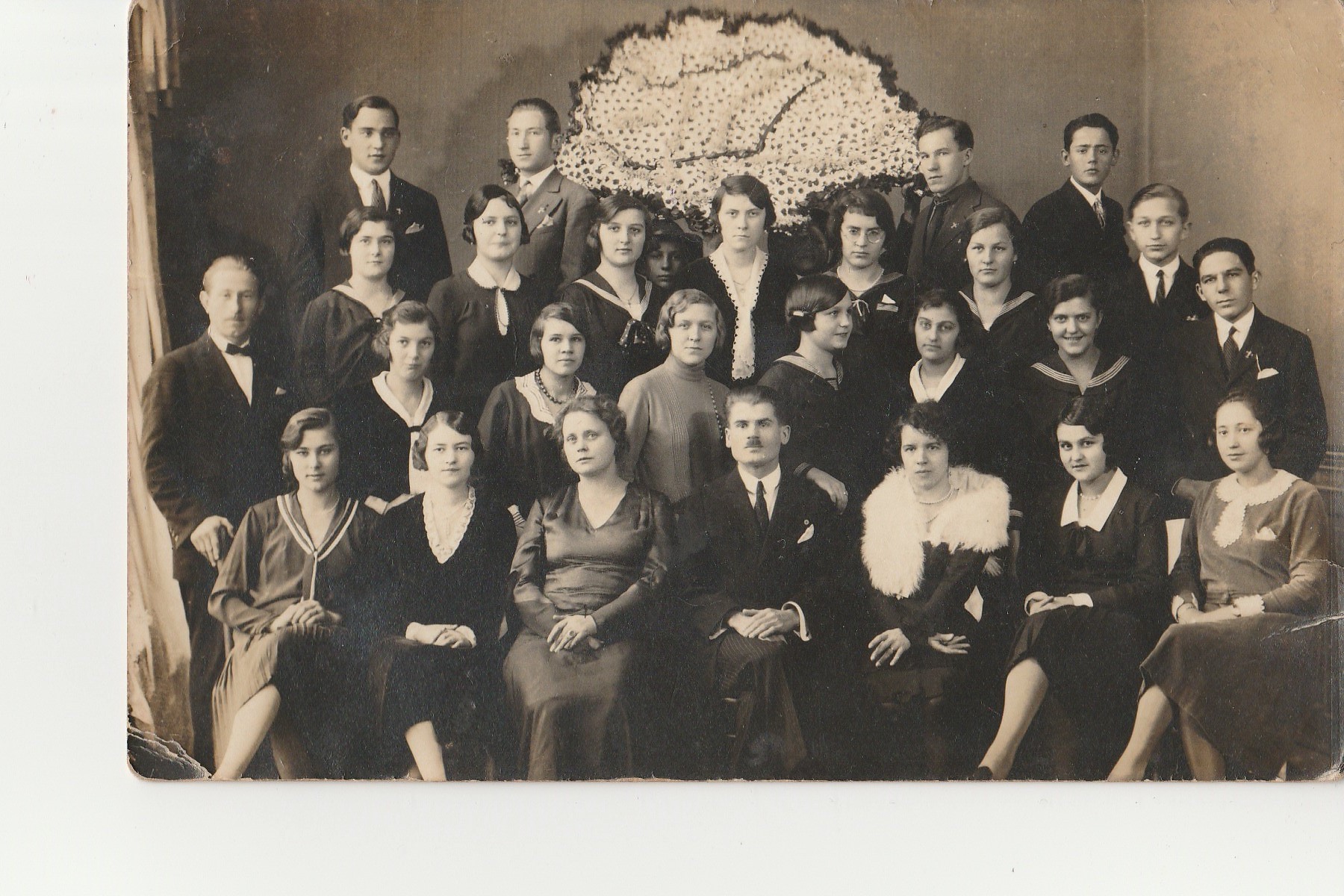 Csoportkép, feltehetően a Revíziós Liga tapolcai tagjairól (Tapolcai Városi Múzeum CC BY-NC-SA)